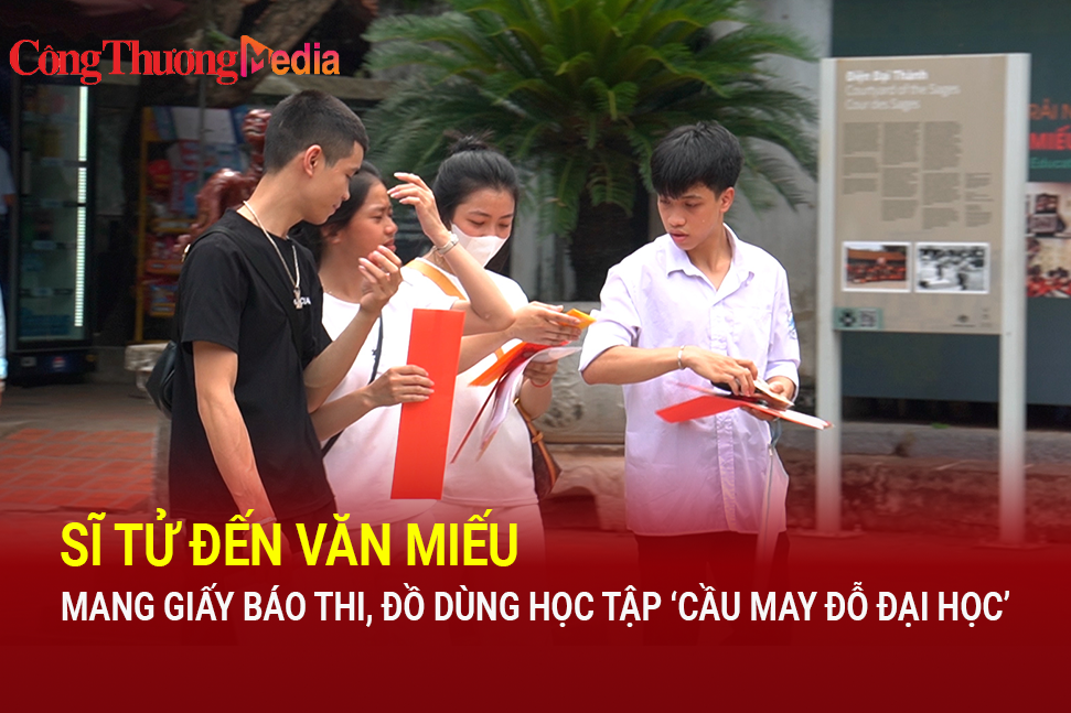 Sĩ tử mang giấy báo thi đến Văn Miếu 'cầu may đỗ đại học'