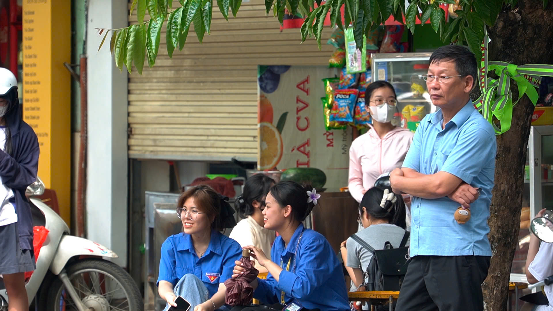 Hà Nội: Phụ huynh đội nắng chờ con làm thủ tục thi tốt nghiệp THPT