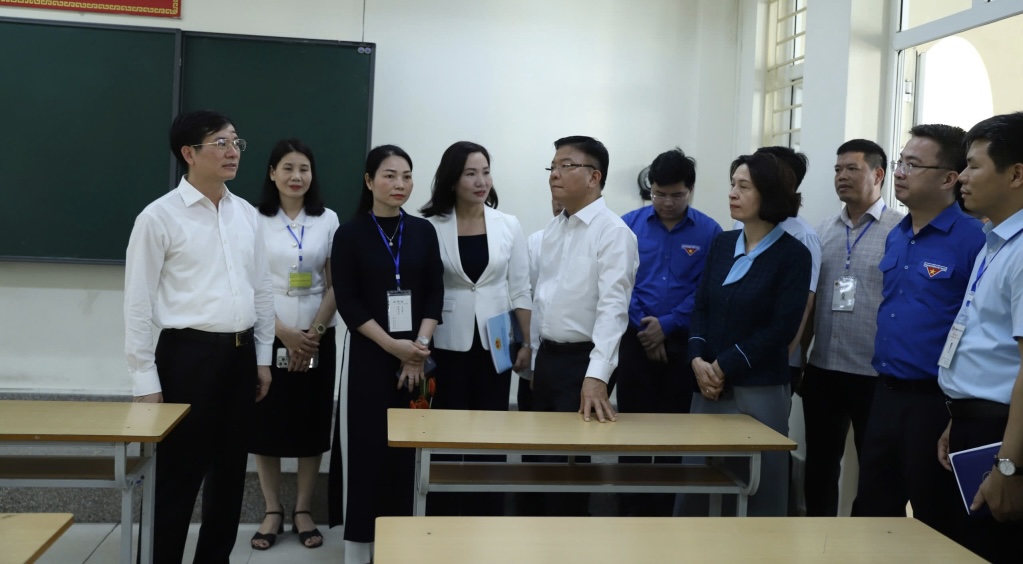 Phó Thủ tướng kiểm tra công tác chuẩn bị thi tốt nghiệp THPT tại Quảng Ninh