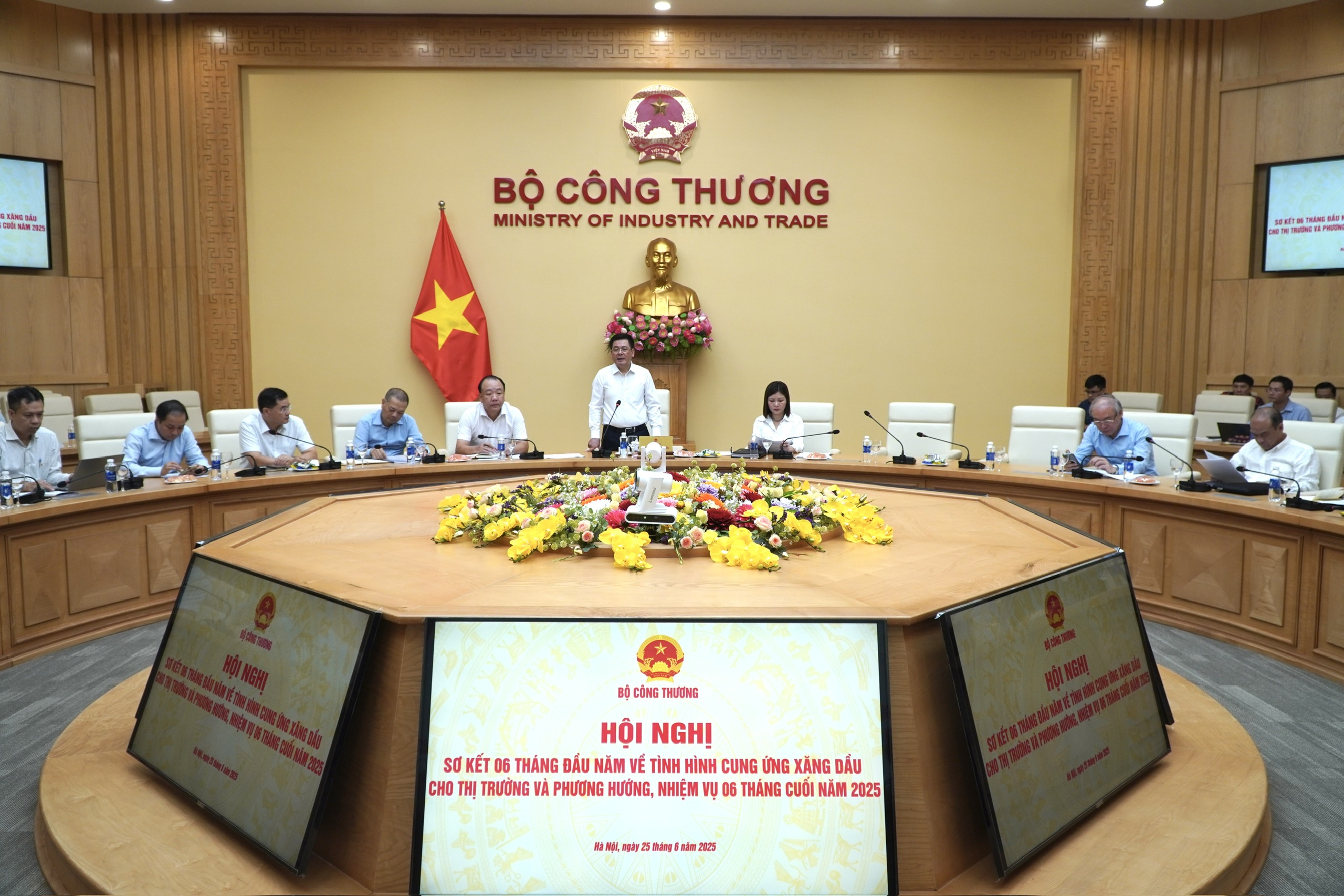 Bộ Công Thương tổ chức Hội nghị sơ kết 6 tháng về tình hình cung ứng xăng dầu 