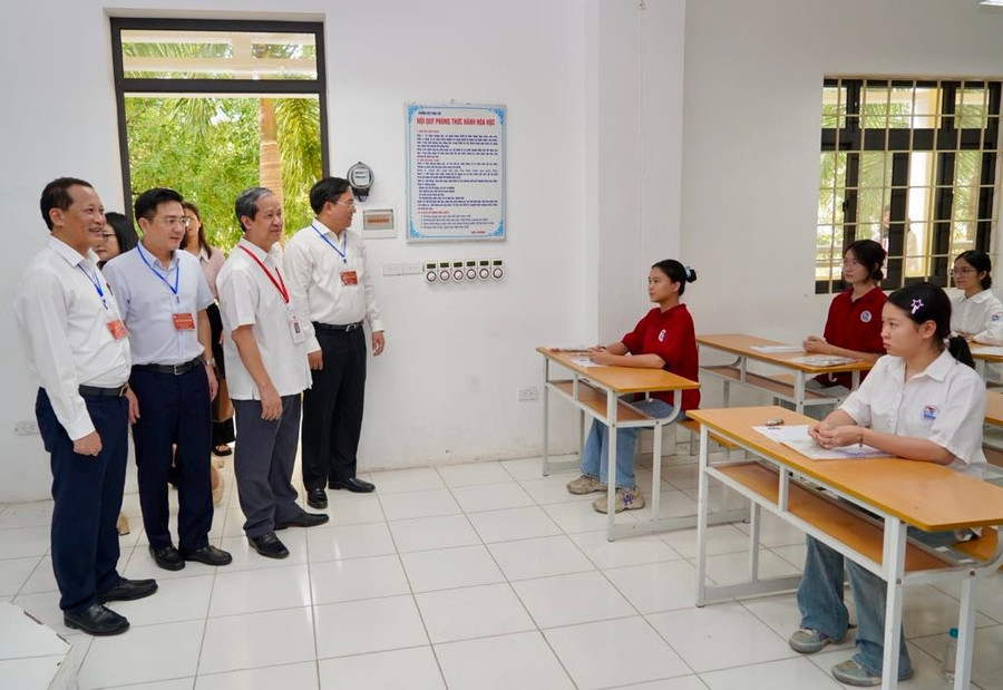 Bộ trưởng Nguyễn Kim Sơn động viên thí sinh trước môn thi tốt nghiệp đầu tiên