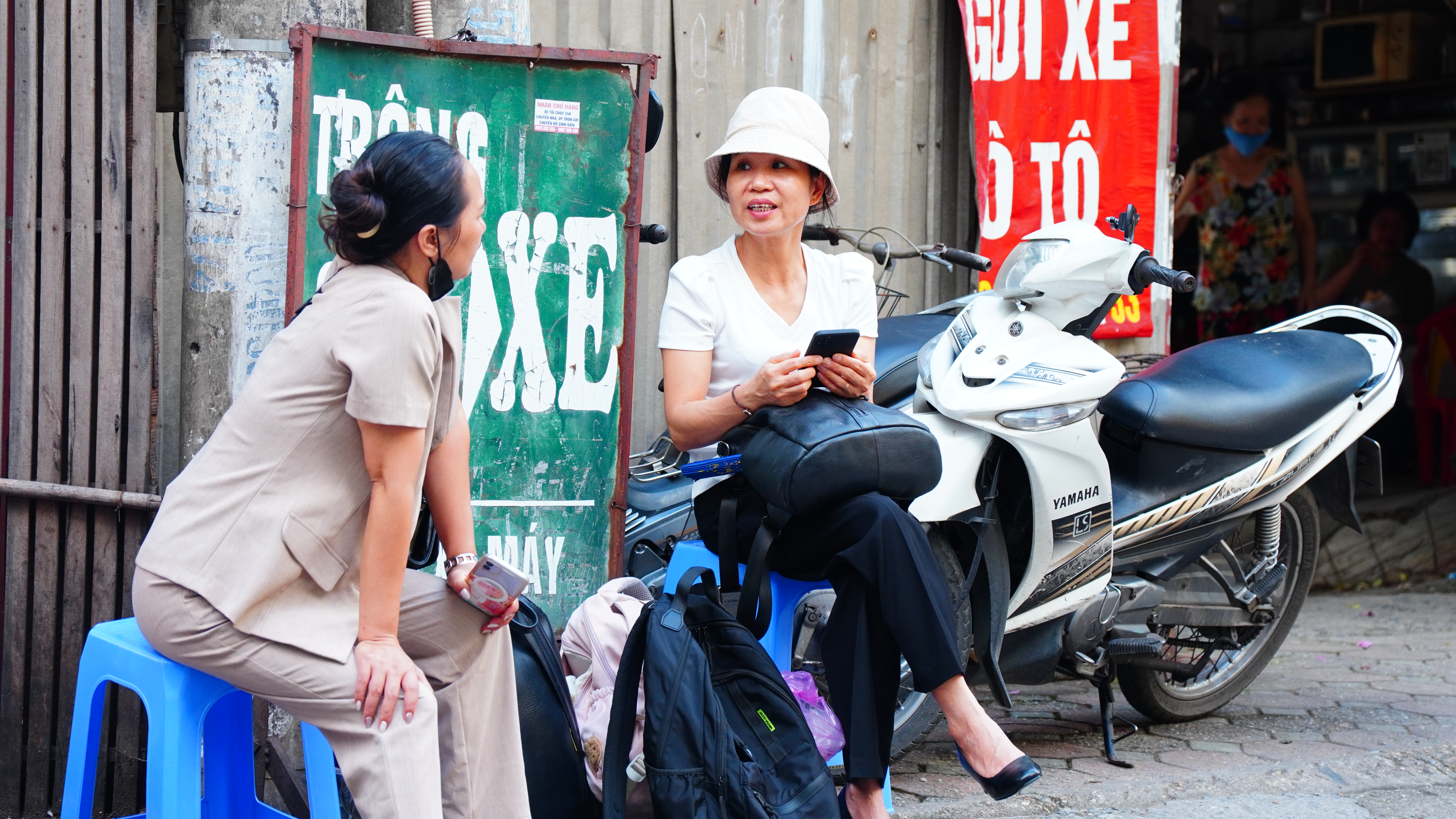 Phía sau cánh cổng trường: Một kỳ thi khác của nỗi lòng phụ huynh