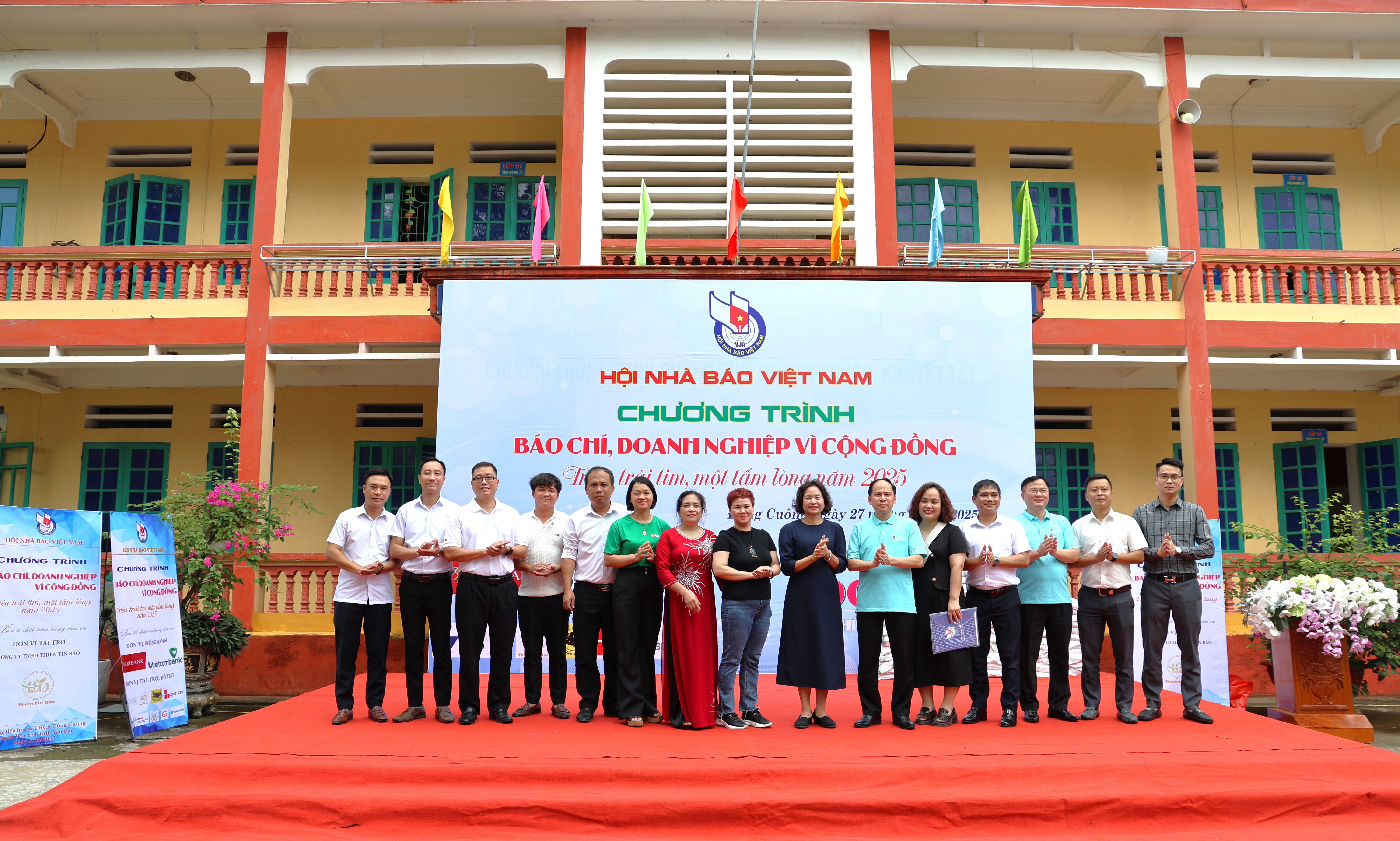 'Triệu trái tim, một tấm lòng' lan tỏa yêu thương đến học sinh vùng cao Yên Bái