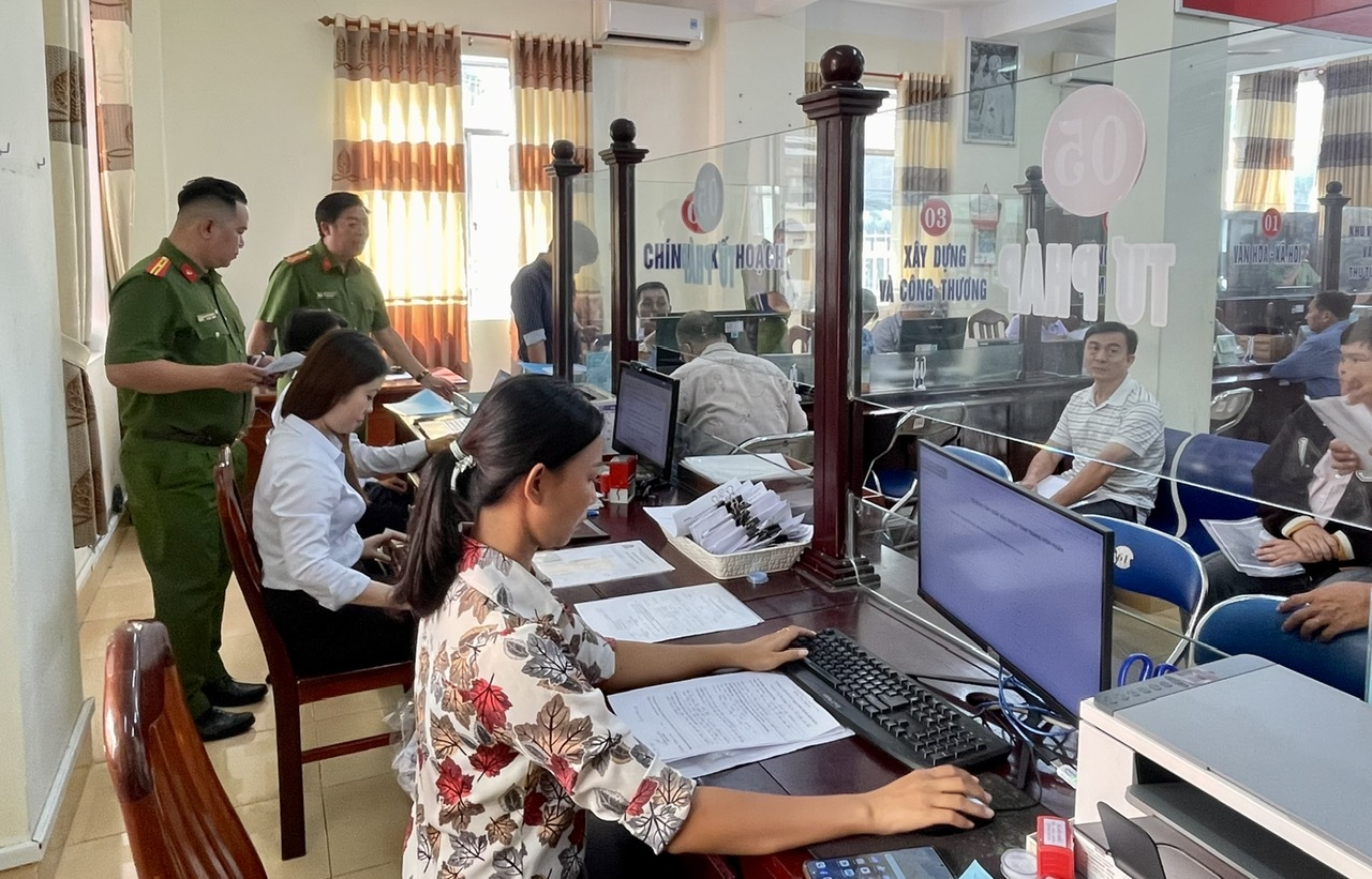 Cần Thơ rộn ràng ngày đầu chính quyền 2 cấp đi vào hoạt động