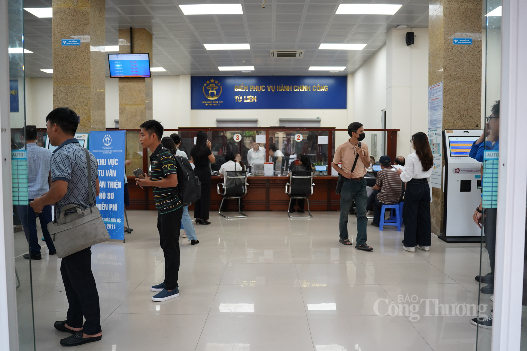 Ngày đầu chính quyền hai cấp tại Hà Nội: Thủ tục nhanh, người dân phấn khởi