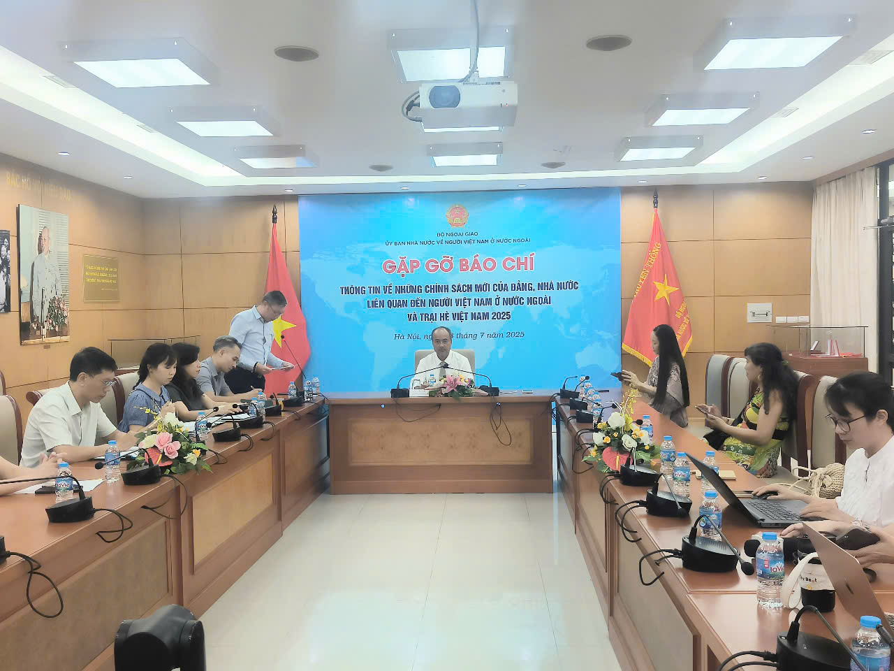 Nhiều quy định mới dành cho người Việt Nam ở nước ngoài