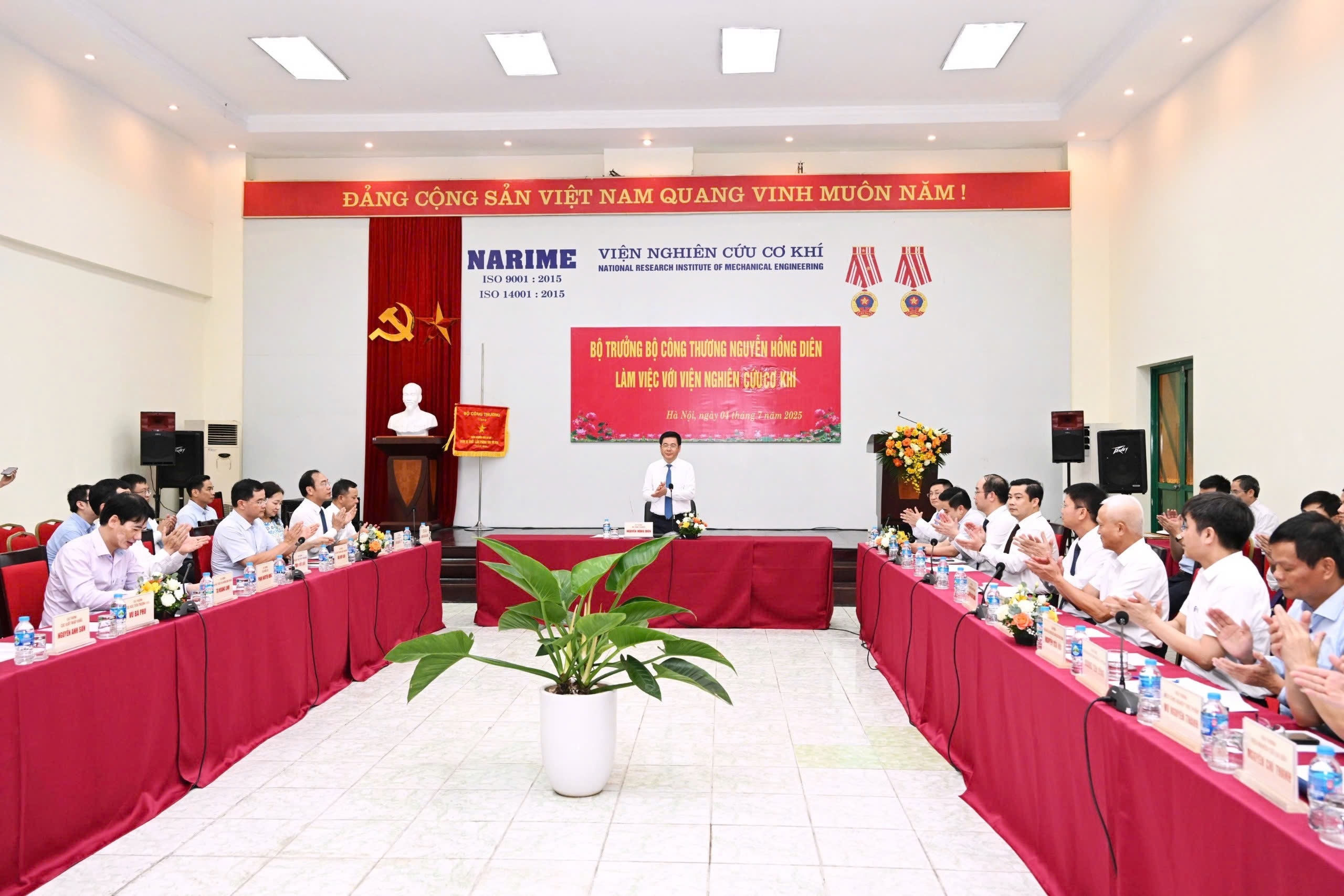 Bộ trưởng Bộ Công Thương Nguyễn Hồng Diên làm việc với Viện Nghiên cứu Cơ khí