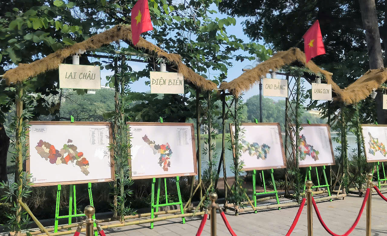 Triển lãm tranh da “Về chung một nhà”