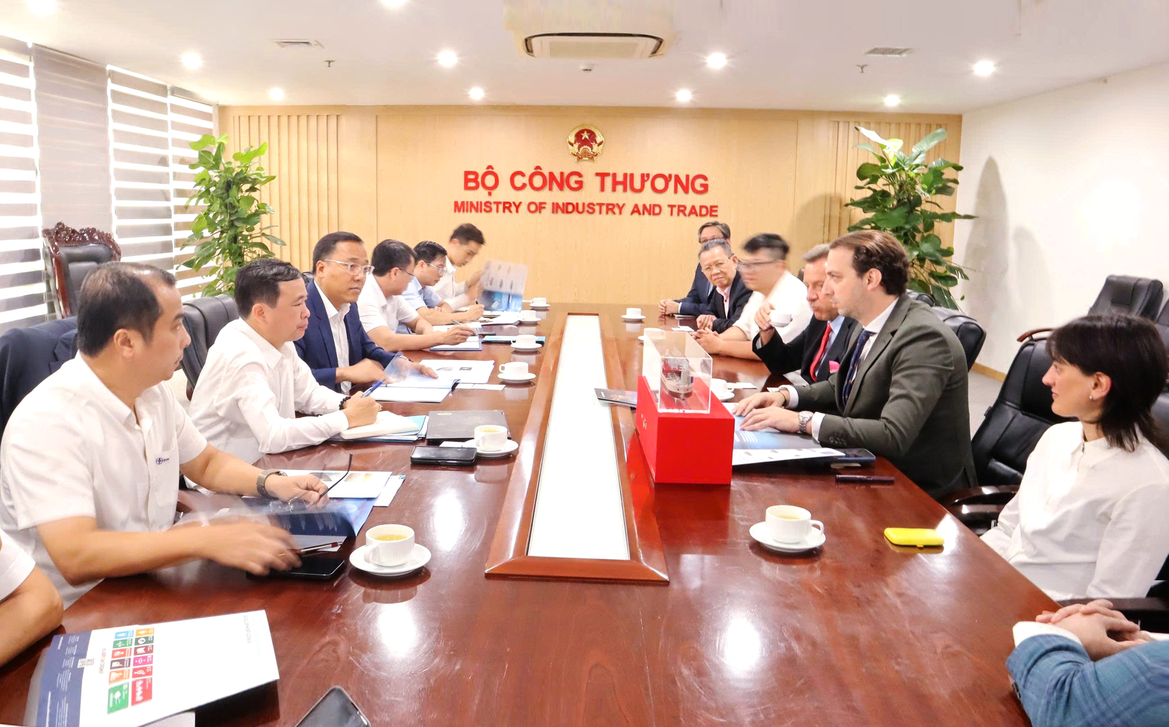 Thứ trưởng Nguyễn Hoàng Long làm việc với Karpowership về nhà máy điện nổi