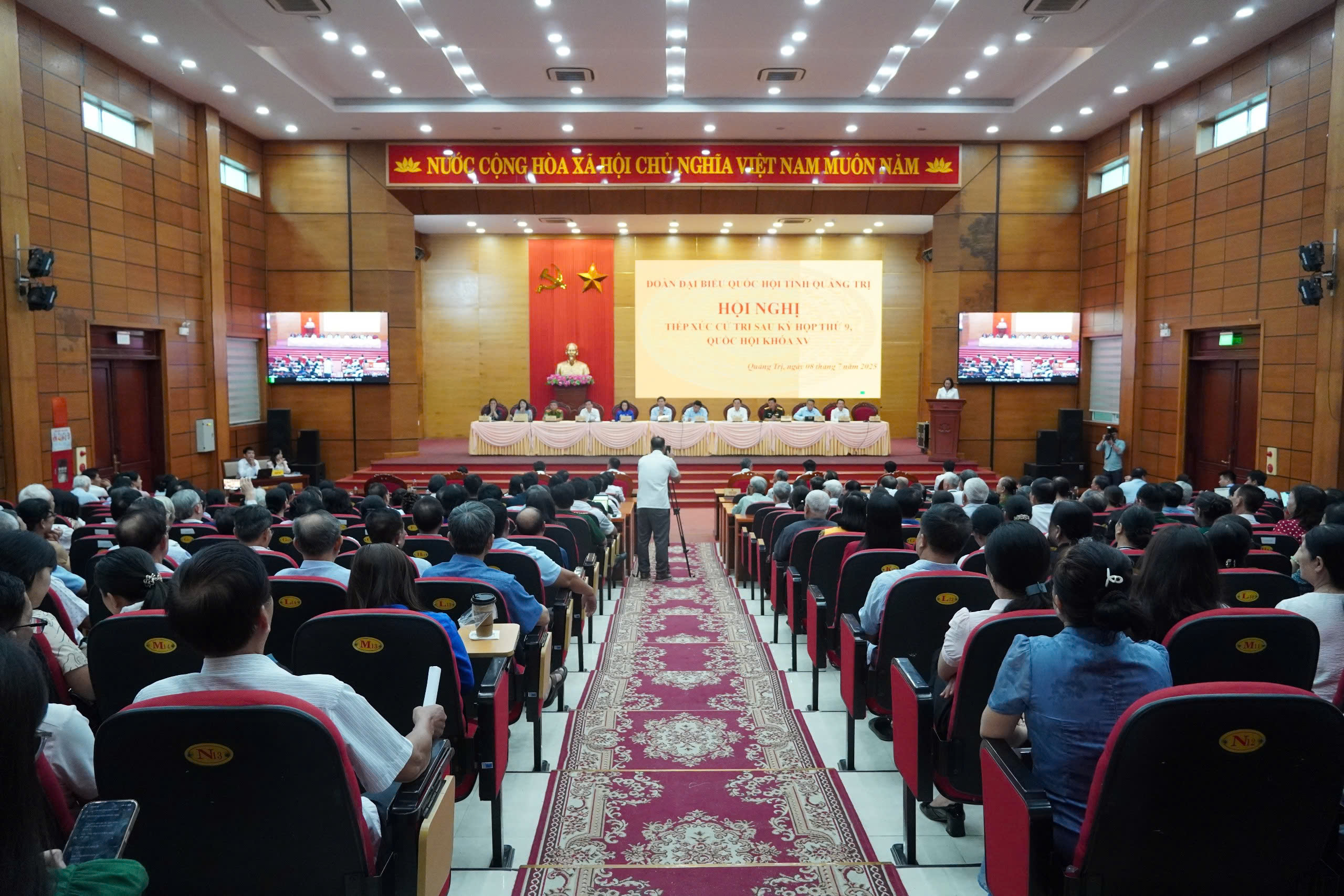 Phó Thủ tướng Chính phủ Nguyễn Chí Dũng tiếp xúc cử tri tại tỉnh Quảng Trị
