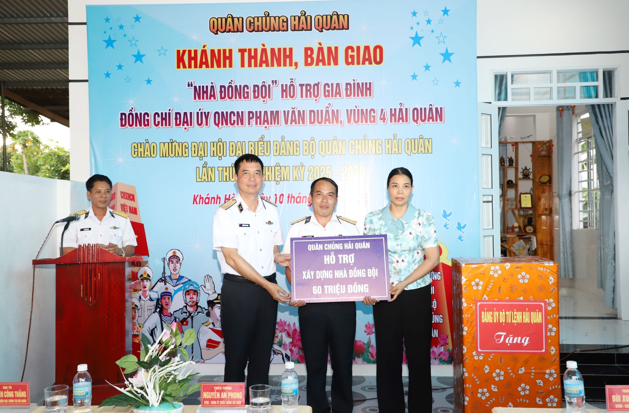 Chính ủy Quân chủng Hải quân trao nhà đồng đội tại Khánh Hòa