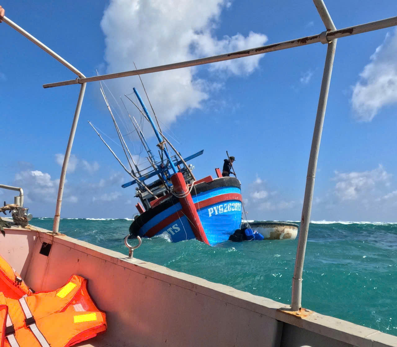 Đảo Đá Lát kịp thời cứu nạn tàu cá mắc cạn, bảo đảm an toàn cho ngư dân