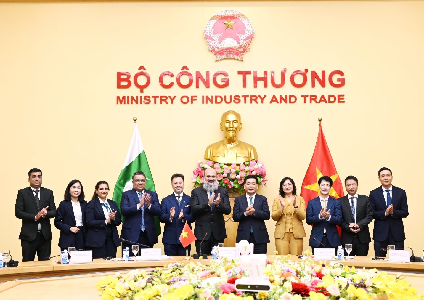 Bộ trưởng Nguyễn Hồng Diên hội đàm với Bộ trưởng Thương mại Pakistan