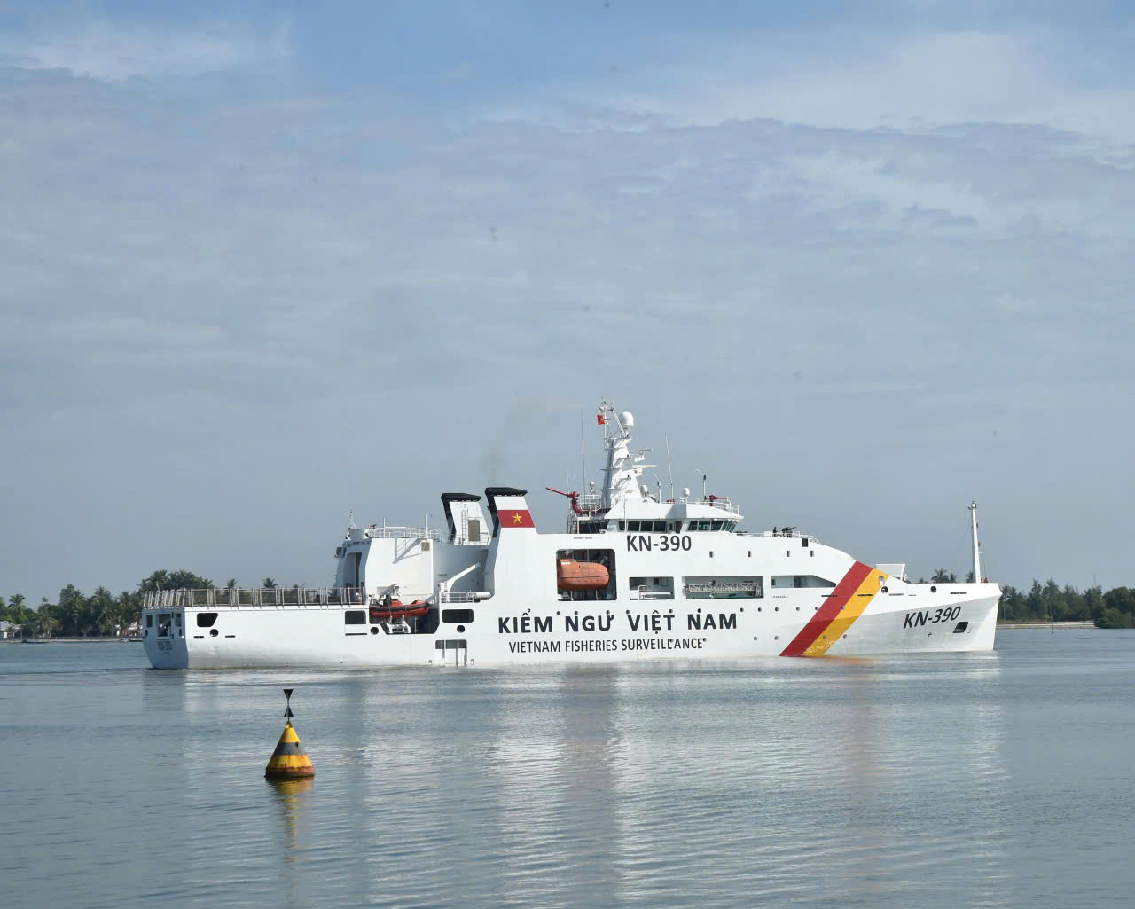 Tàu Cảnh sát biển 8002 và tàu 390 rời cảng thực hiện nhiệm vụ A80