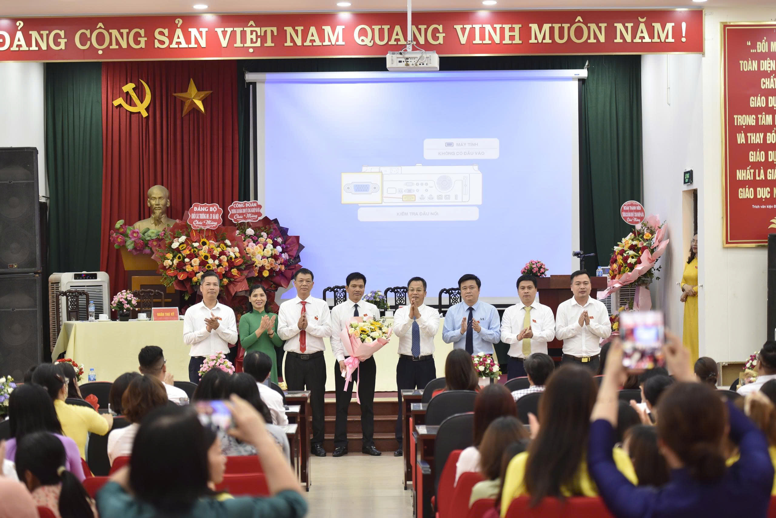Công tác Đảng dẫn dắt đổi mới tại Trường Cao đẳng Kinh tế Công nghiệp Hà Nội