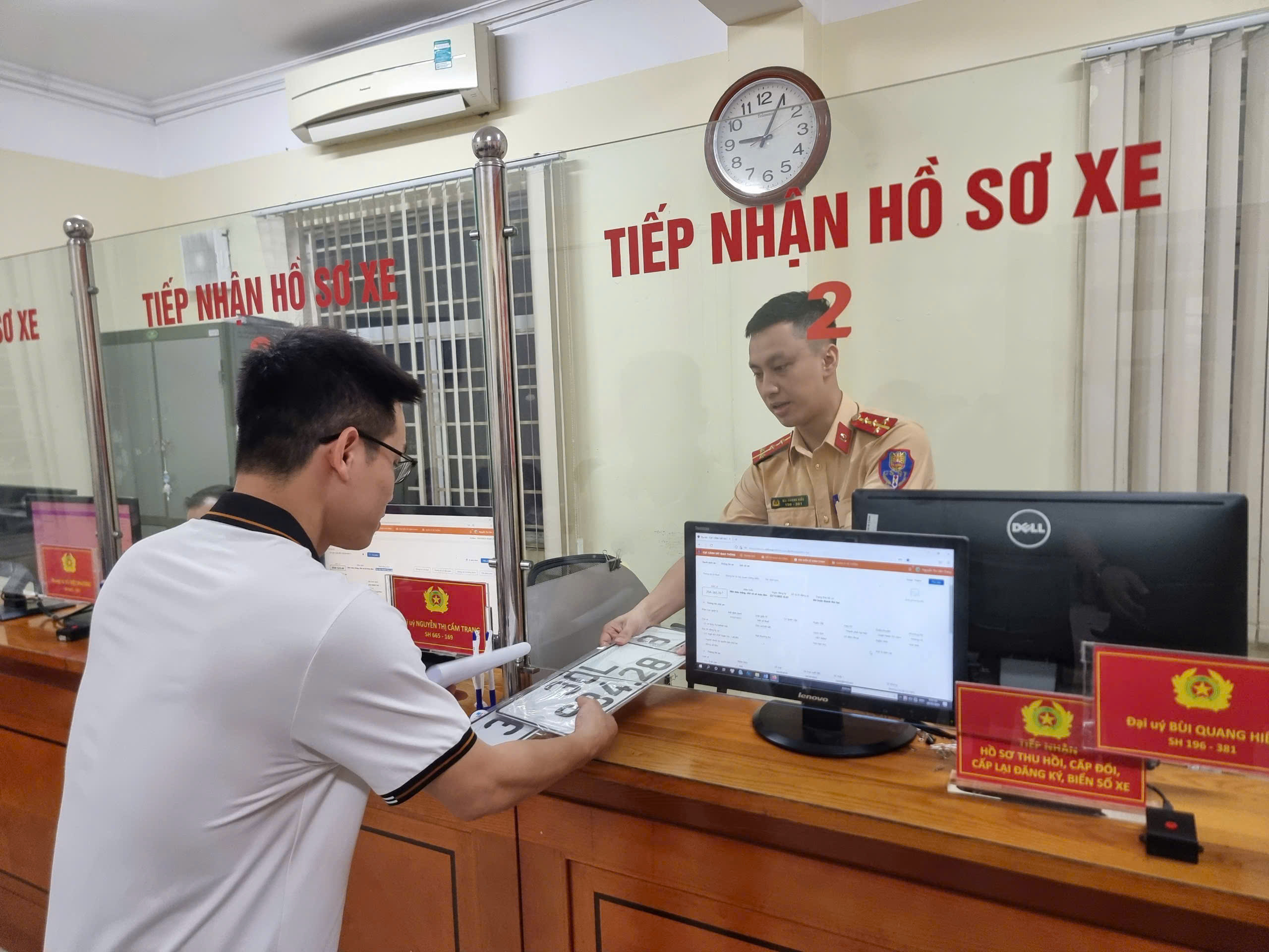 Vì sao giấy phép lái xe chưa hiển thị trên VNeID dù đã thi đỗ?