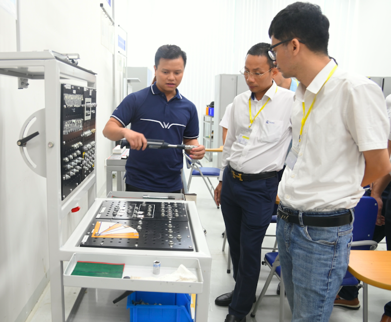 Hà Nội cấm xe máy xăng: Tích cực chuẩn bị nguồn nhân lực cho công nghệ xanh