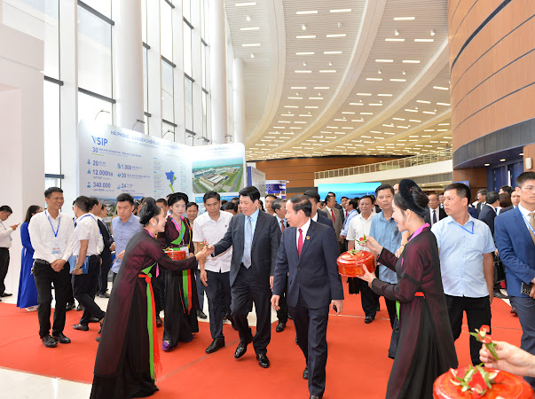 Chủ tịch nước tham quan triển lãm giới thiệu tiềm năng kinh tế của Hải Phòng