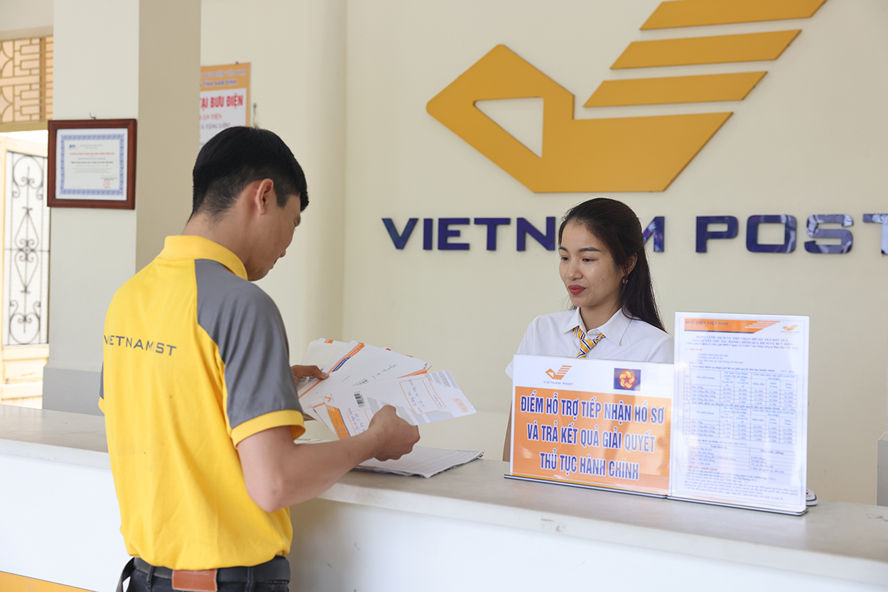 Bưu điện hỗ trợ chính quyền địa phương triển khai dịch vụ hành chính công
