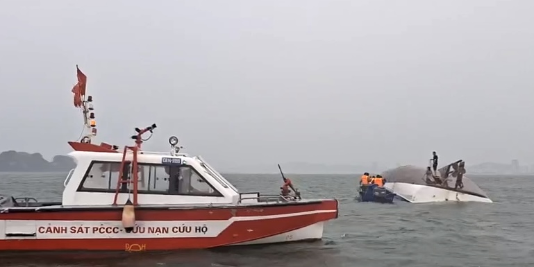 Quảng Ninh: Khẩn trương cứu tàu khách bị lật trên vịnh Hạ Long