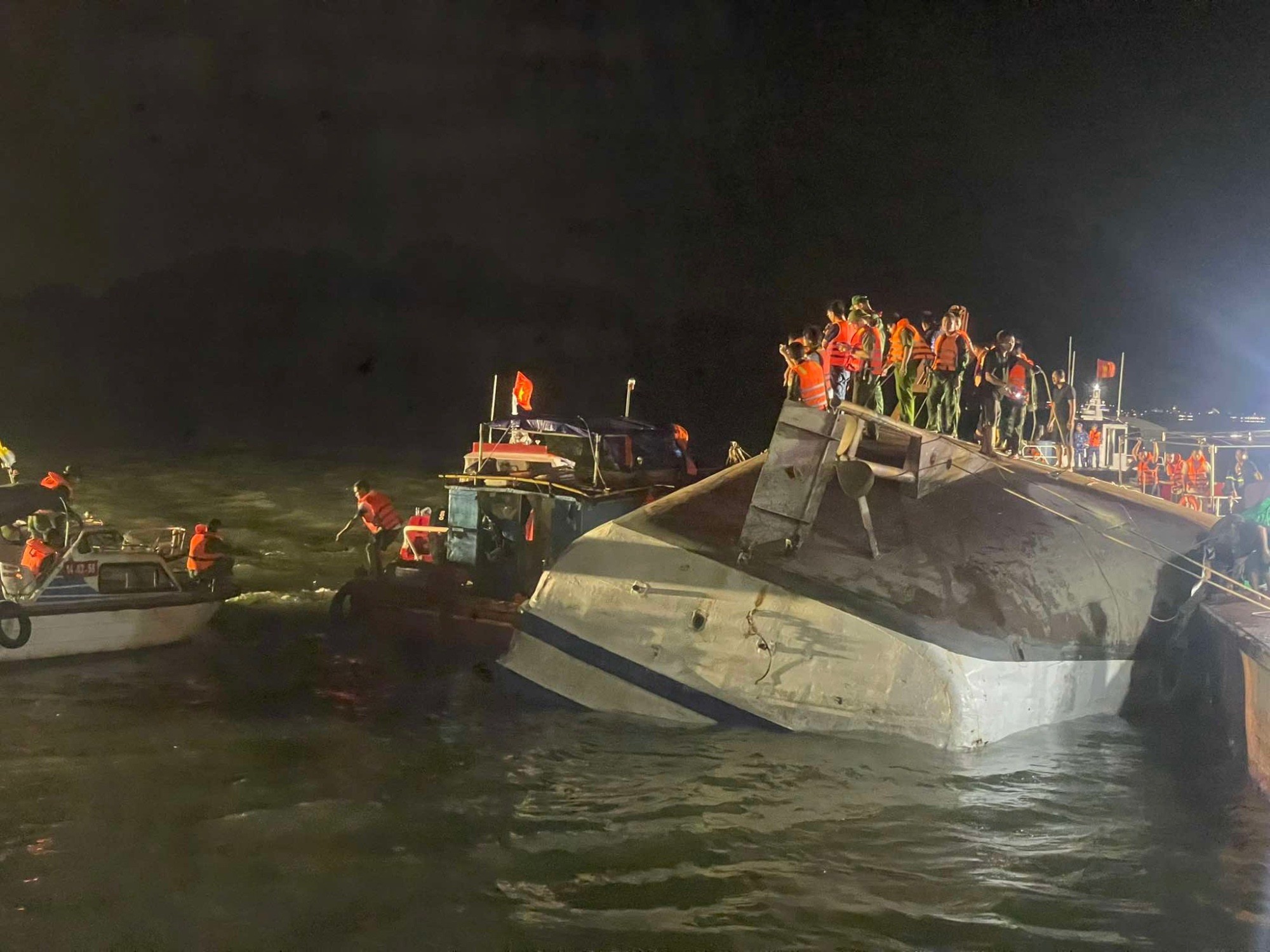 Quảng Ninh: Vẫn nỗ lực tìm kiếm những nạn nhân bị lật tàu trên vịnh Hạ Long