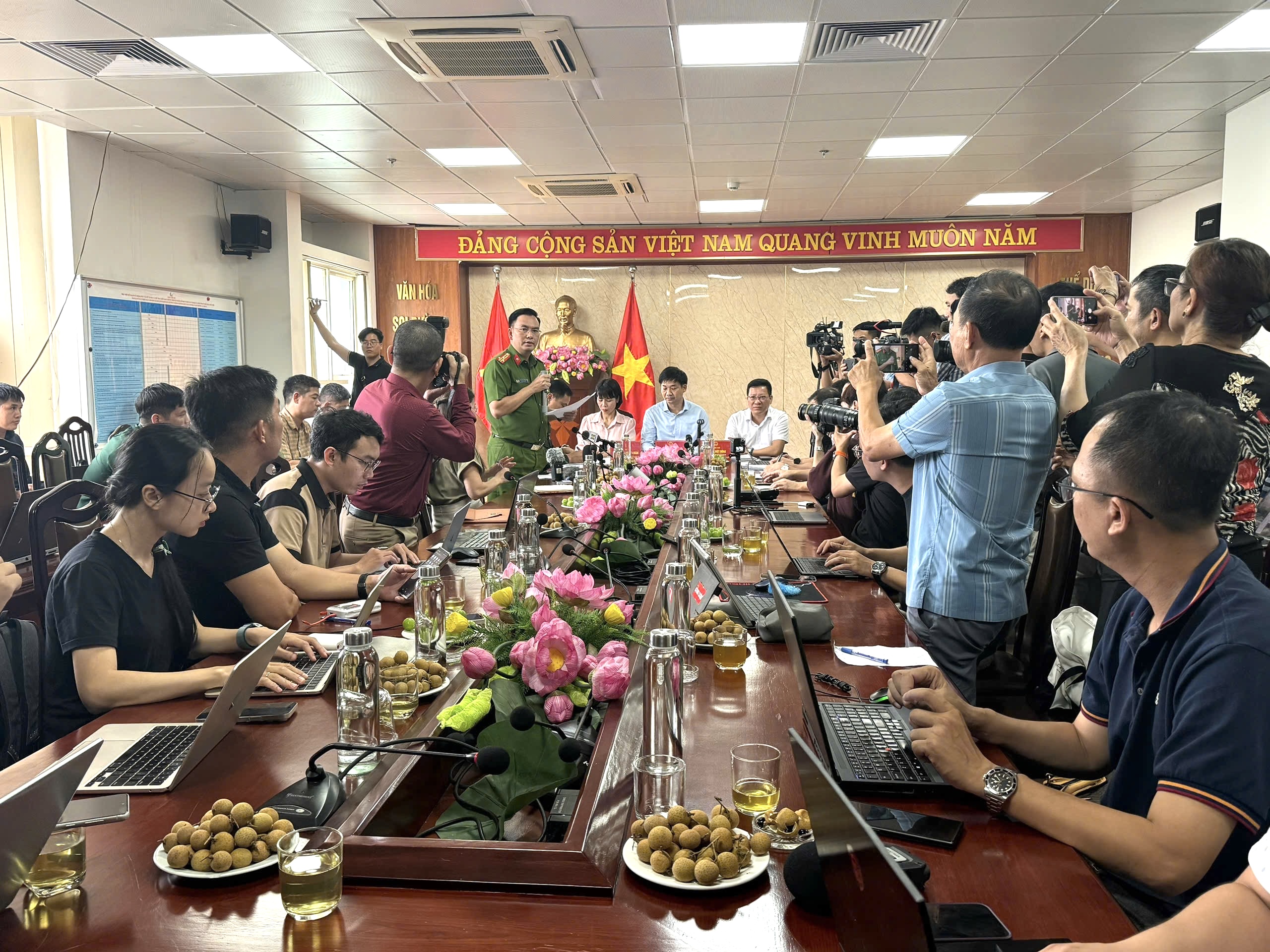 Họp báo vụ lật tàu du lịch tại vịnh Hạ Long: Tiếp tục tìm kiếm 4 người mất tích