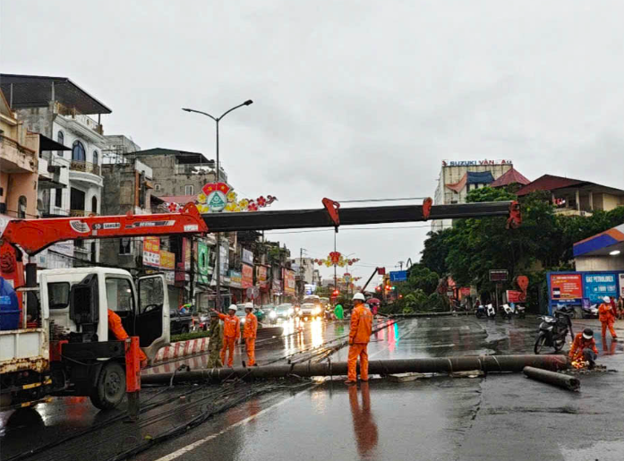 Ngành điện nỗ lực khắc phục sự cố mưa giông, ứng phó bão số 3