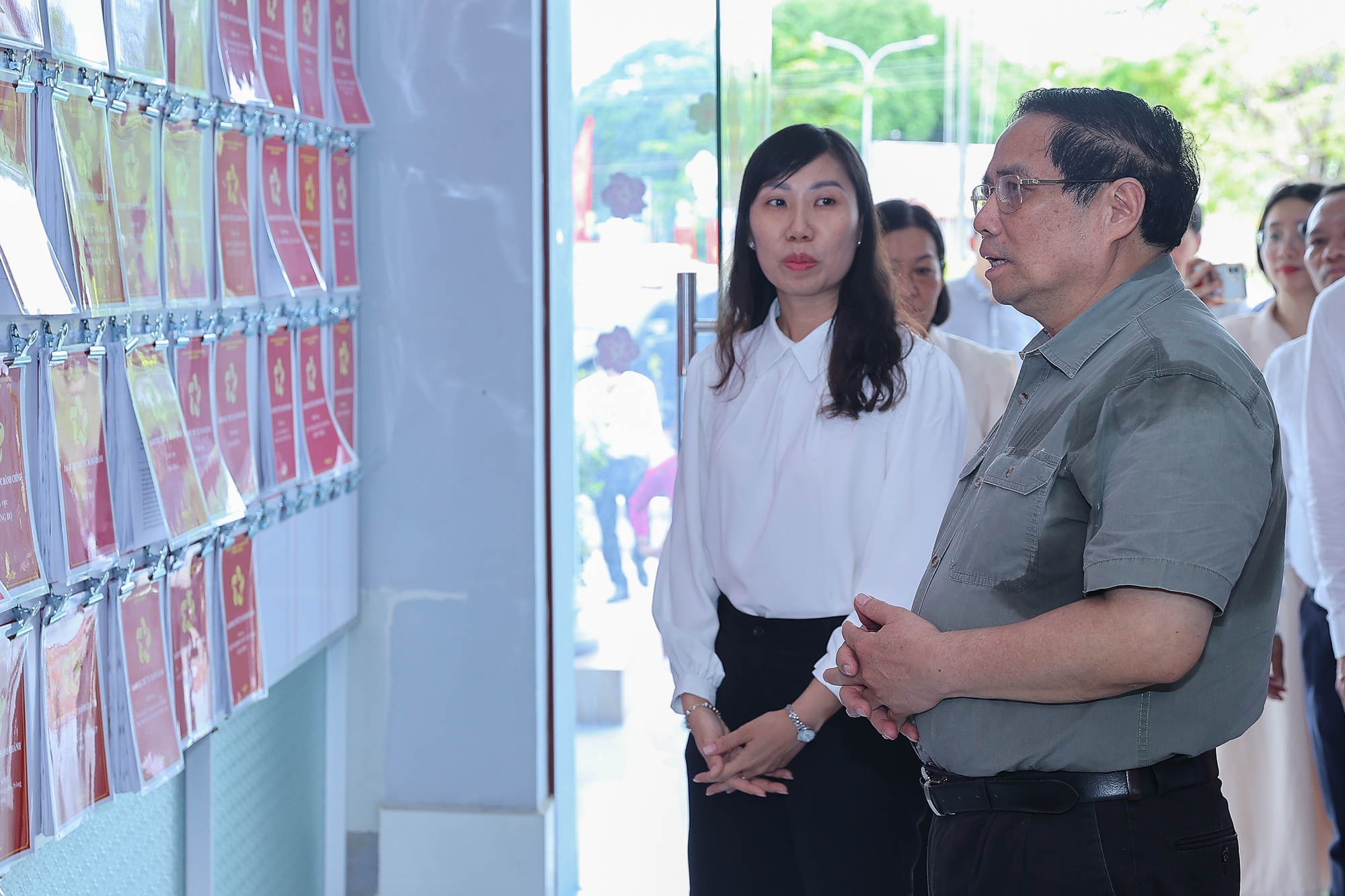 Thủ tướng: Tuyệt đối tránh tình trạng cán bộ hách dịch, người dân phải nhờ vả