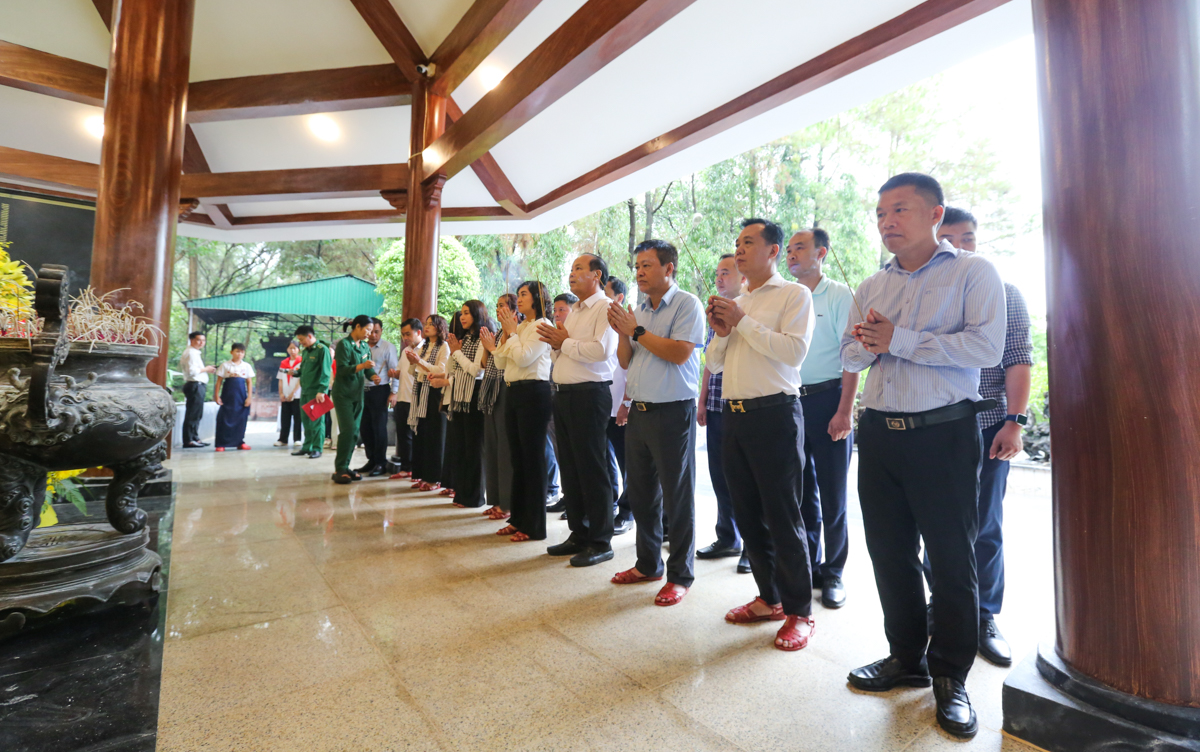 Thứ trưởng Phan Thị Thắng và đoàn công tác của Bộ Công Thương dâng hương tại Ngã ba Đồng Lộc (Hà Tĩnh)