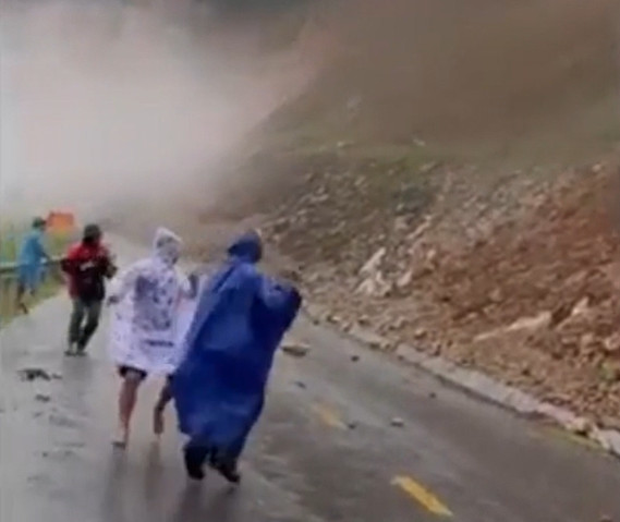 Đoàn công tác ở Nghệ An suýt bị đất đá vùi lấp khi kiểm tra mưa lũ