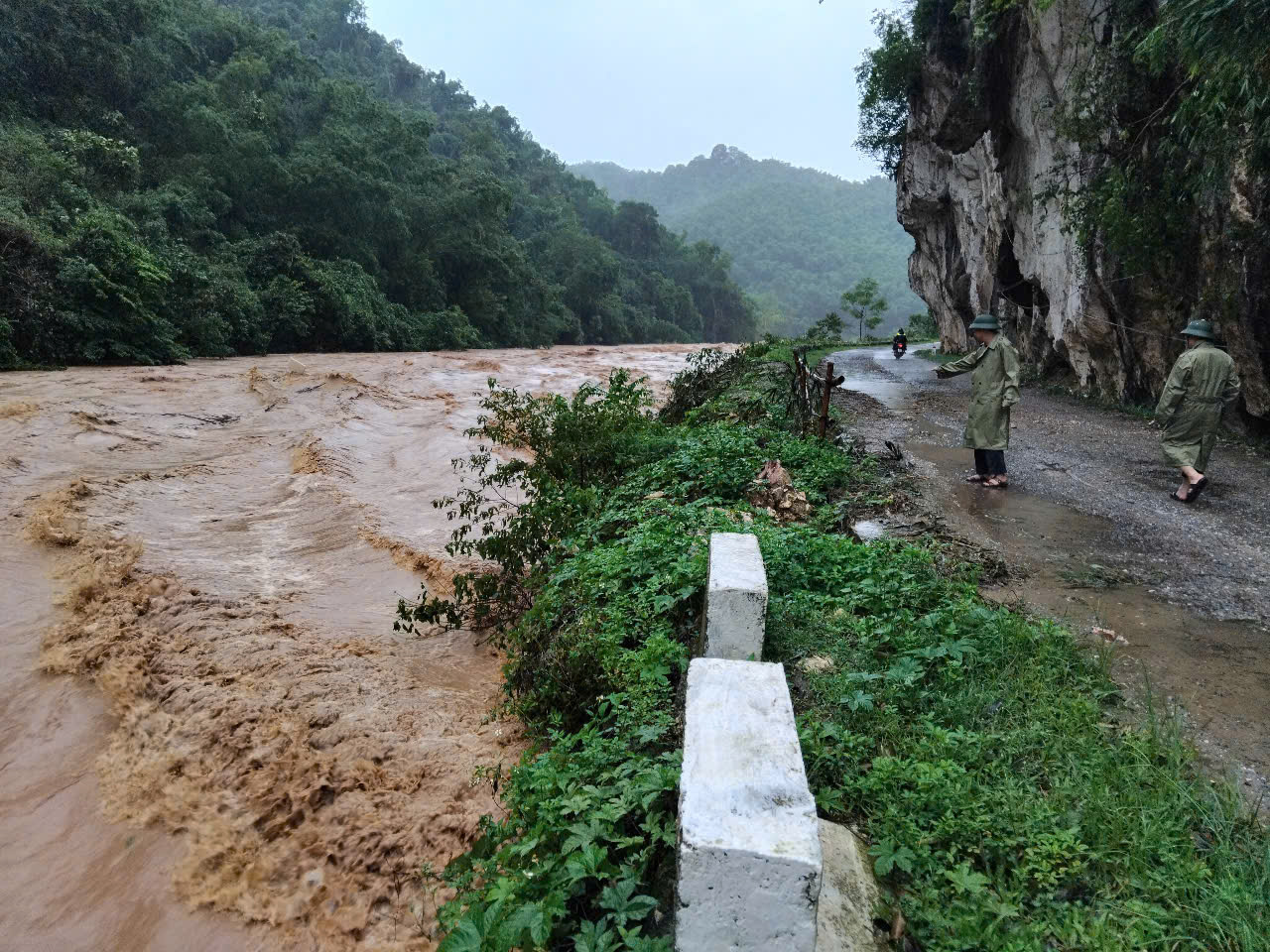 Thanh Hóa: Bão số 3 'nuốt đường' vào bản, nhiều hộ dân bị cô lập