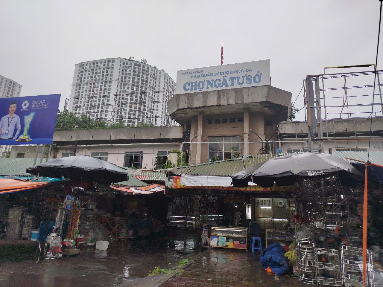 Hà Nội: Chợ Ngã Tư Sở xuống cấp trầm trọng, tiểu thương mòn mỏi chờ khách