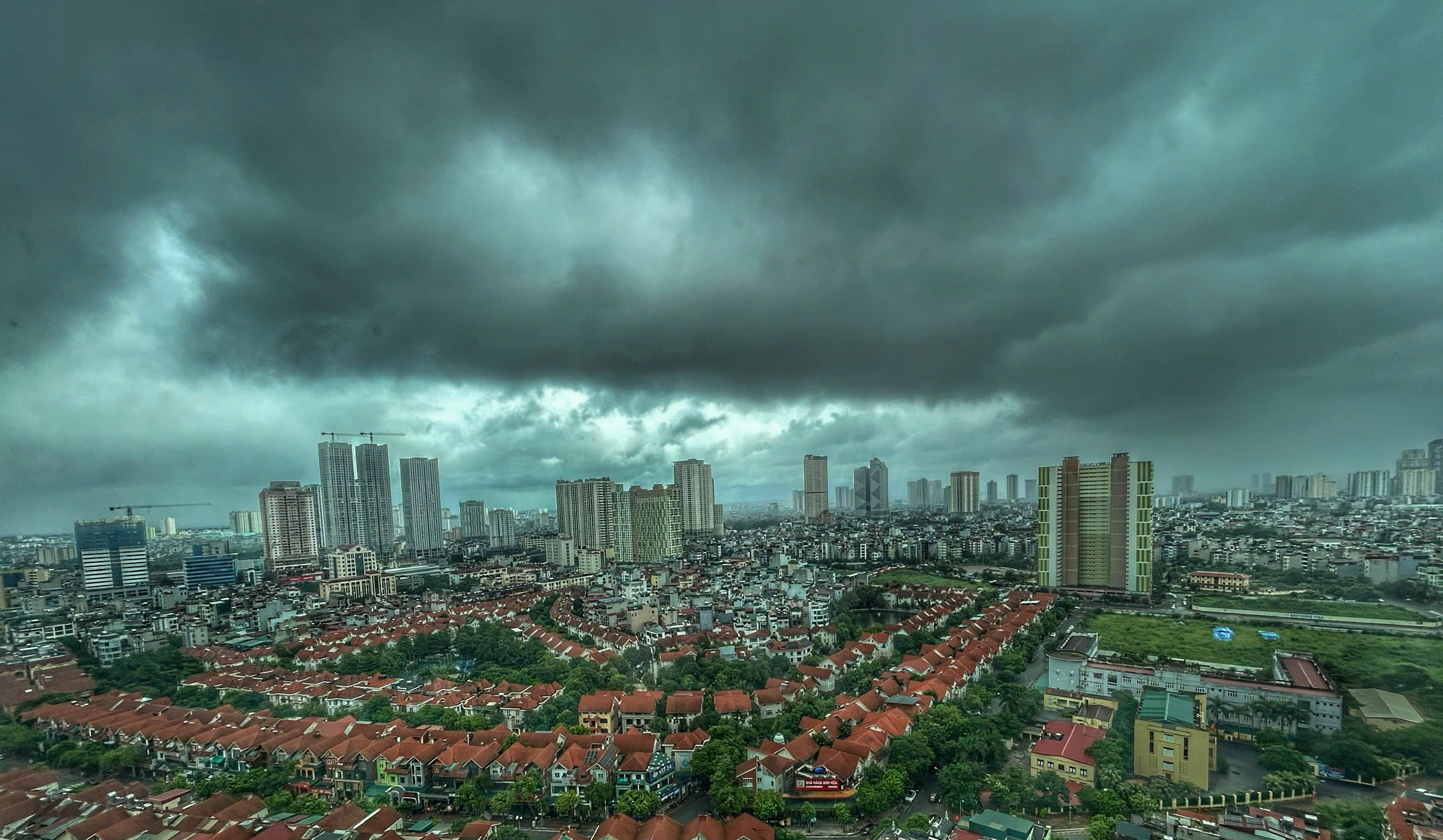 Ảnh hưởng từ bão số 3 (Wipha), mây đen vần vũ trên bầu trời Thủ đô 