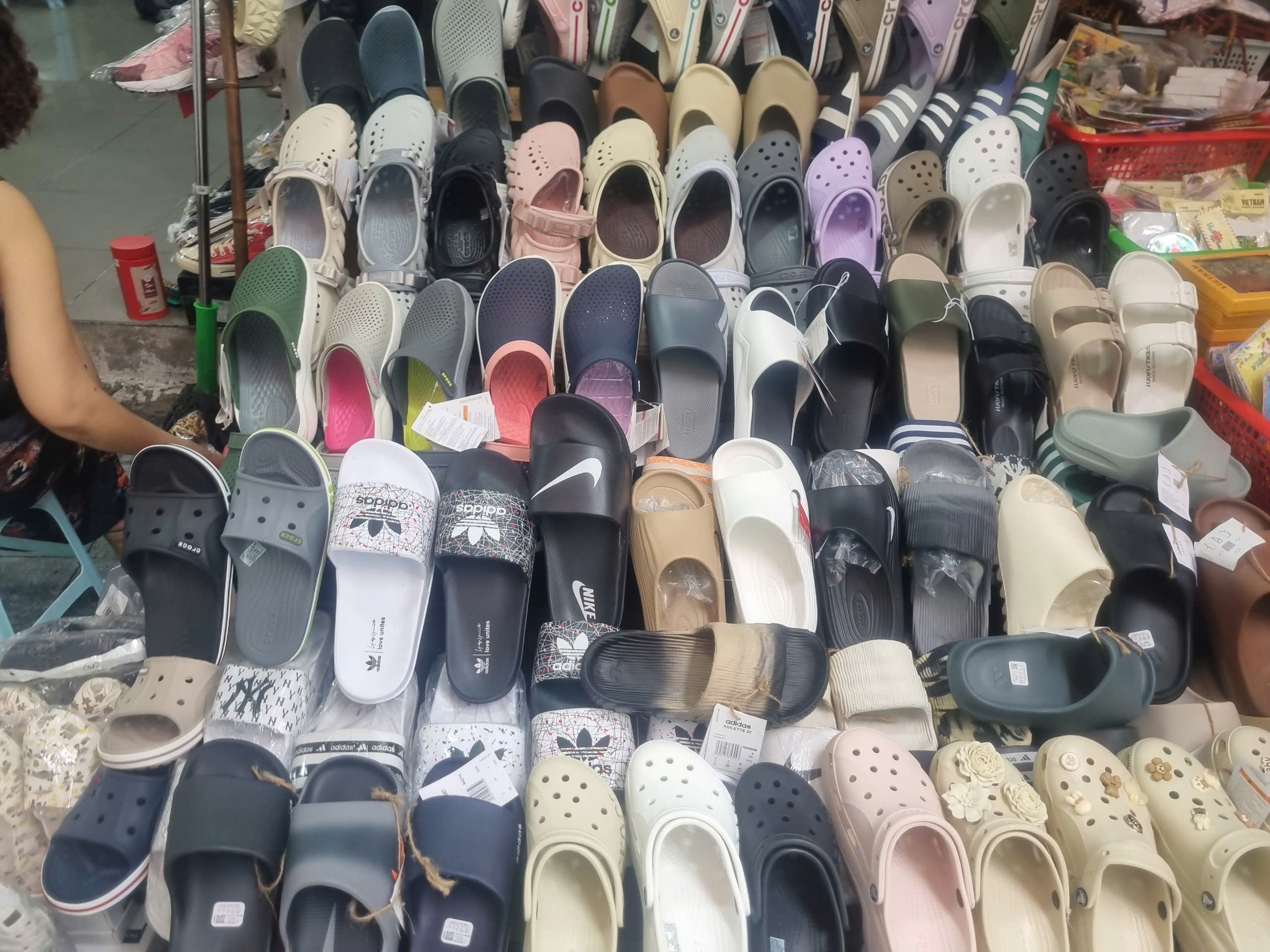 Quản lý thị trường Hà Nội tiếp tục kiểm tra, xử lý hàng giả tại phố cổ