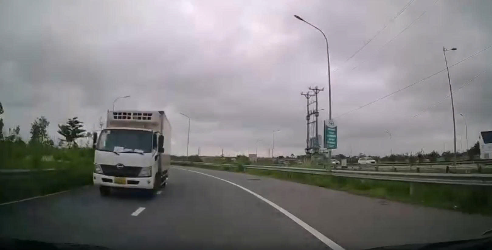 Xử phạt 19 triệu đồng tài xế đi ngược chiều đường gom Khu công nghiệp Yên Bình