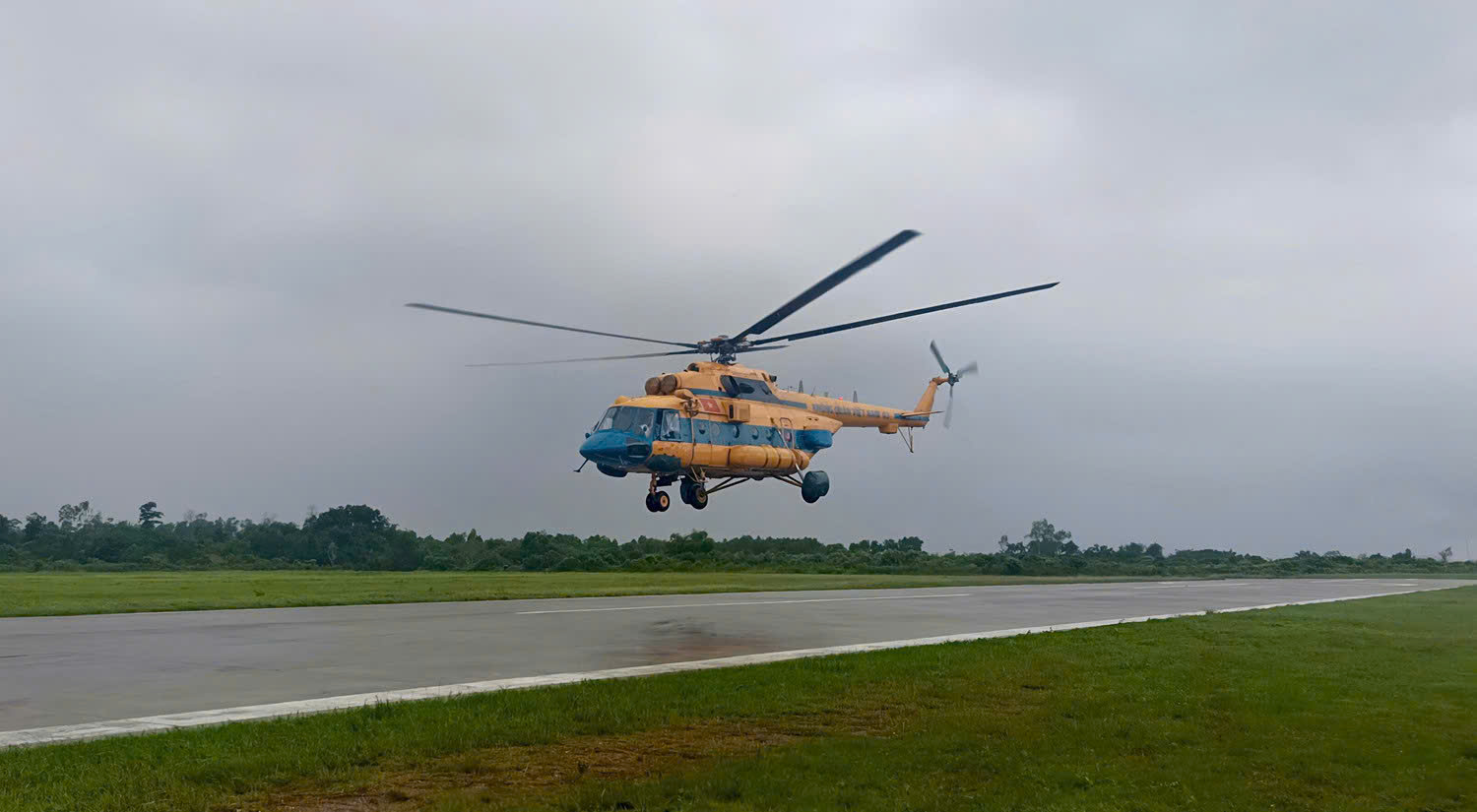 Cận cảnh trực thăng Mi-171 xuyên mưa lũ cứu hộ tại Tương Dương, Nghệ An