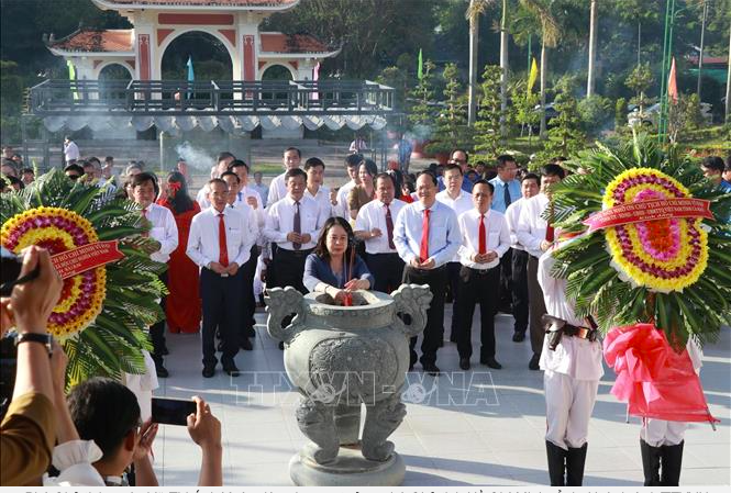 Phó Chủ tịch nước Võ Thị Ánh Xuân thăm, tặng quà gia đình chính sách tại Cà Mau