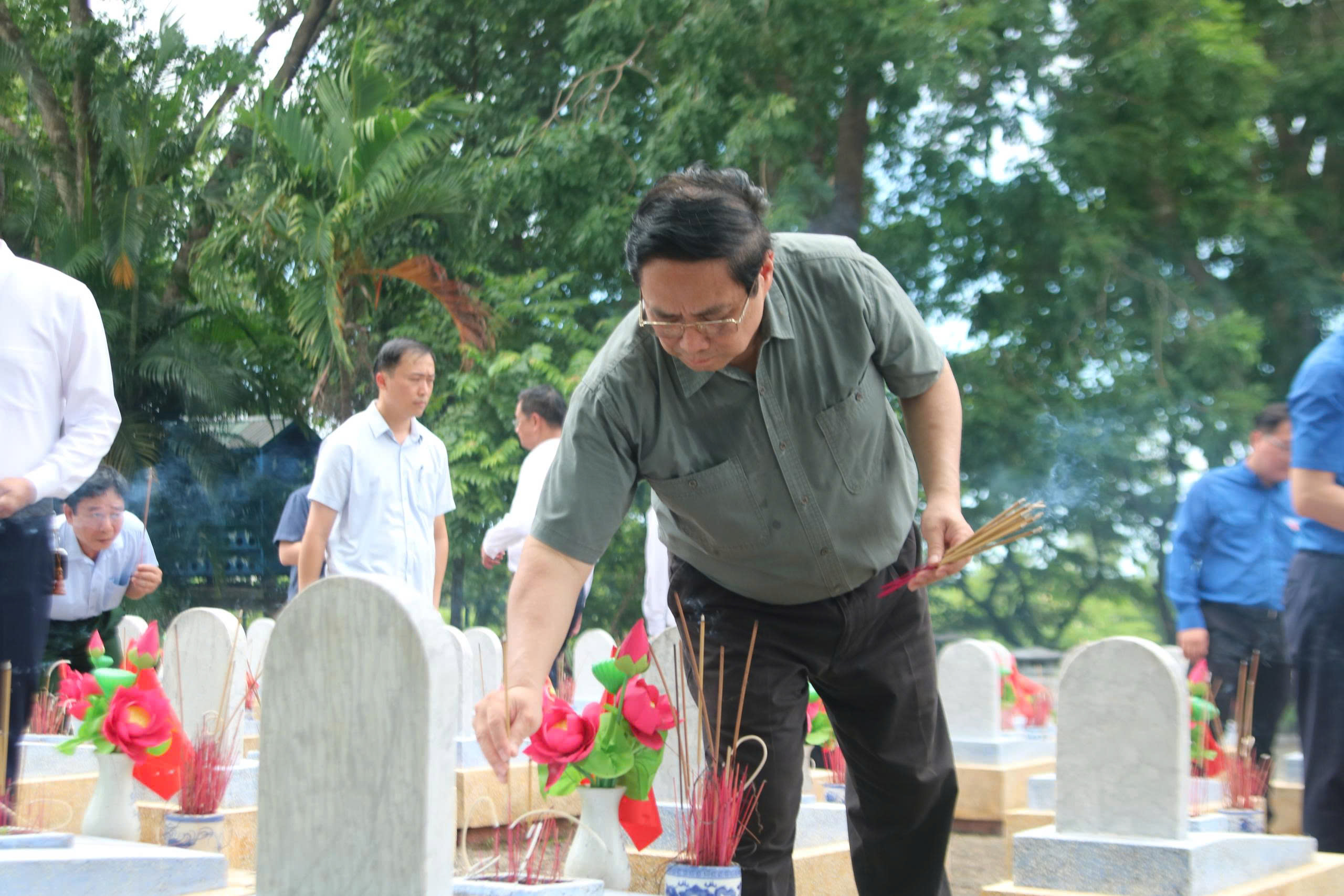 Thủ tướng Chính phủ Phạm Minh Chính tri ân các anh hùng liệt sĩ tại Quảng Trị