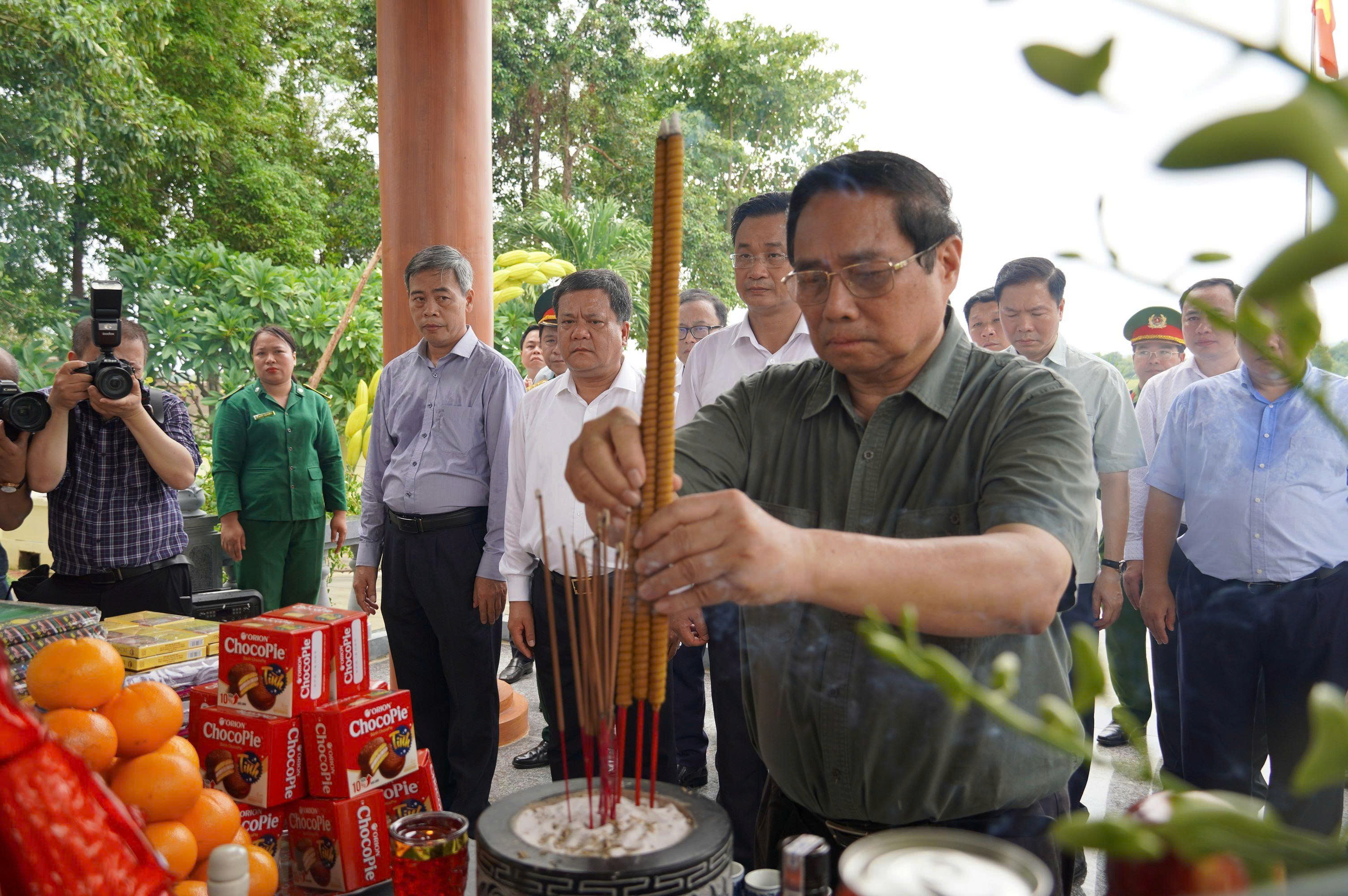 Thủ tướng Chính phủ dâng hương Chủ tịch Hồ Chí Minh và các Anh hùng liệt sĩ tại Quảng Trị