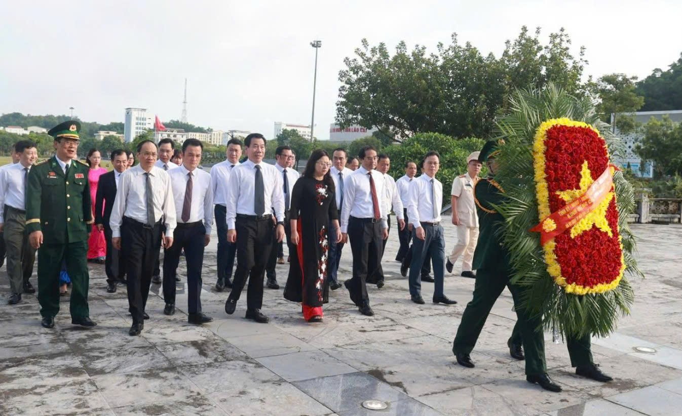 Lào Cai: Dâng hương tưởng nhớ Chủ tịch Hồ Chí Minh và các Anh hùng liệt sĩ