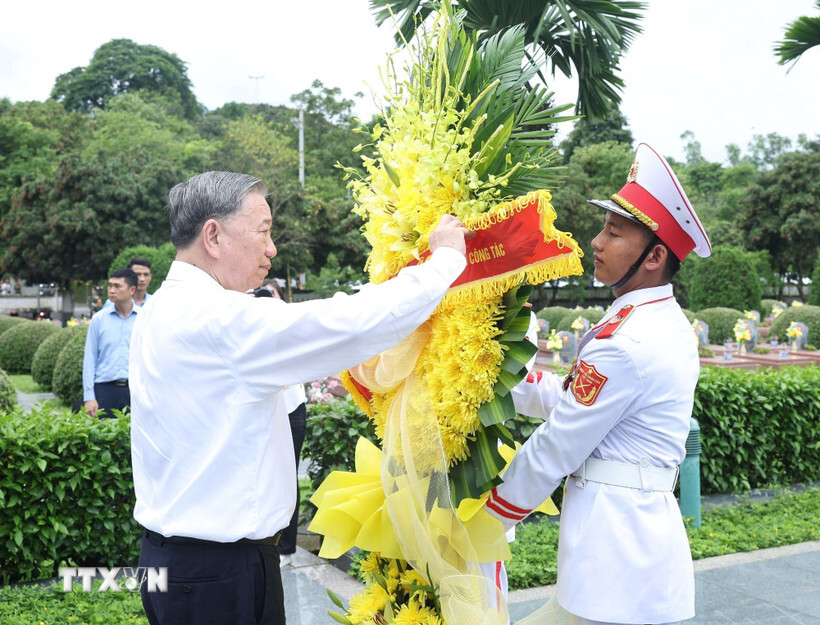 Tổng Bí thư Tô Lâm dâng hương tưởng niệm các anh hùng, liệt sỹ và thăm các gia đình chính sách