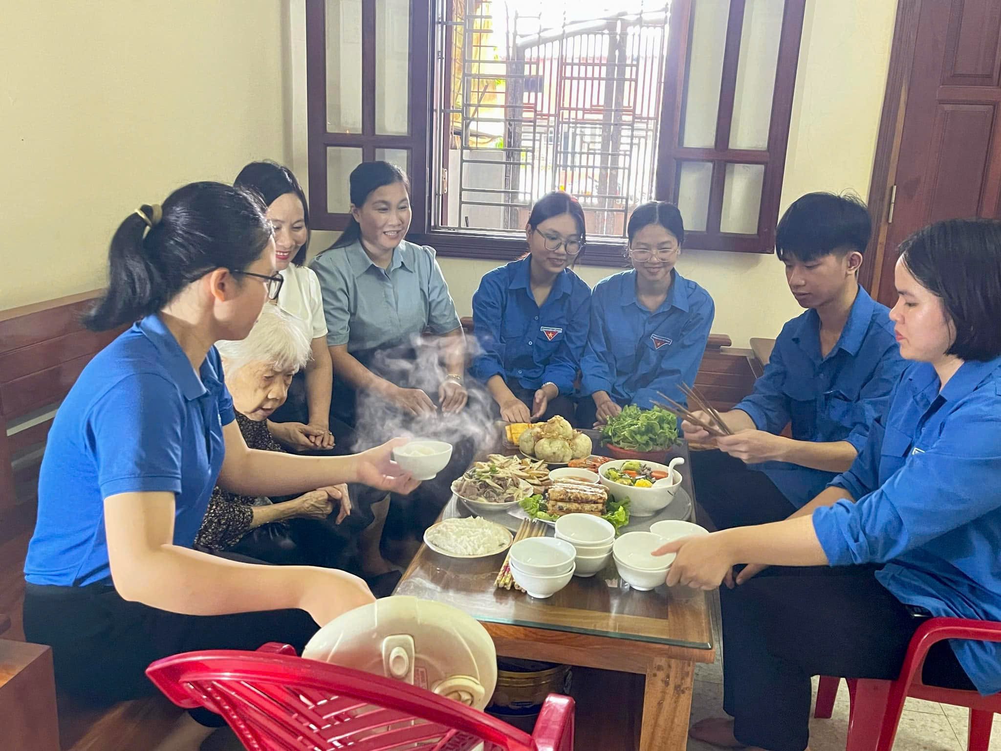 Ấm áp 'Bữa cơm sum vầy' tháng Bảy tri ân ở Kiến An, Hải Phòng