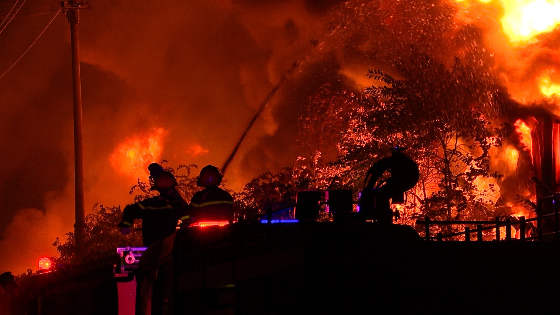 Khám nghiệm, điều tra vụ cháy thiệt hại 45 tỷ đồng nhà máy thủy tinh ở Lào Cai