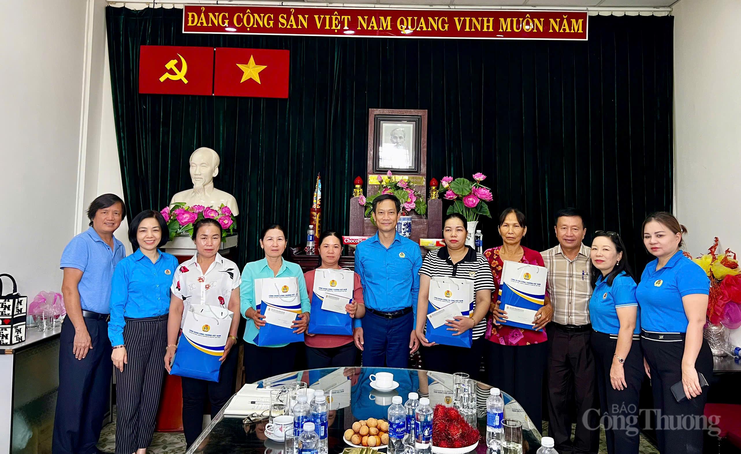 Công đoàn Công Thương  trao quà tri ân gia đình liệt sĩ tại Công ty Phú Lâm