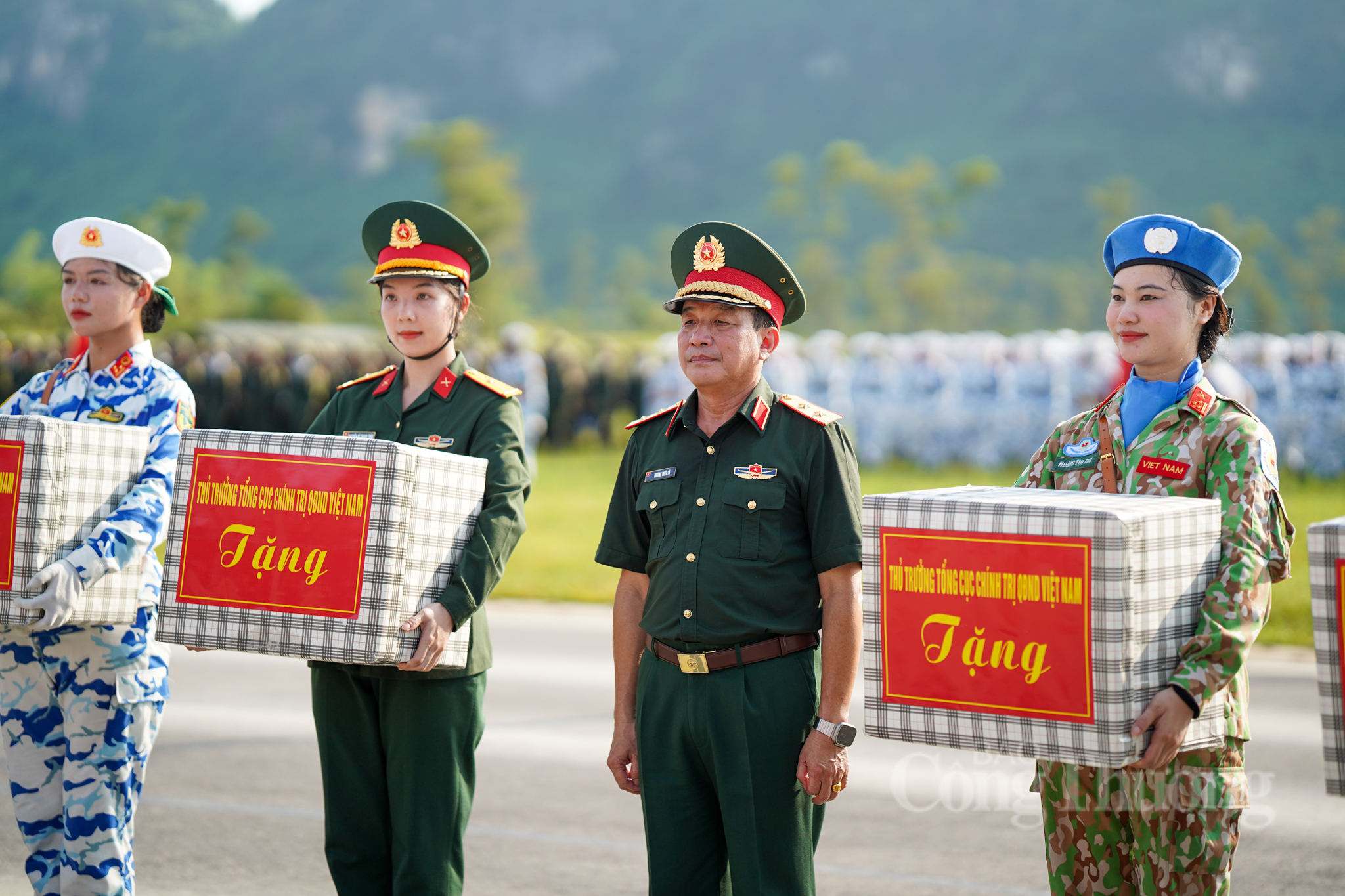 Trung tướng Trương Thiên Tô kiểm tra, động viên lực lượng tập luyện diễu binh