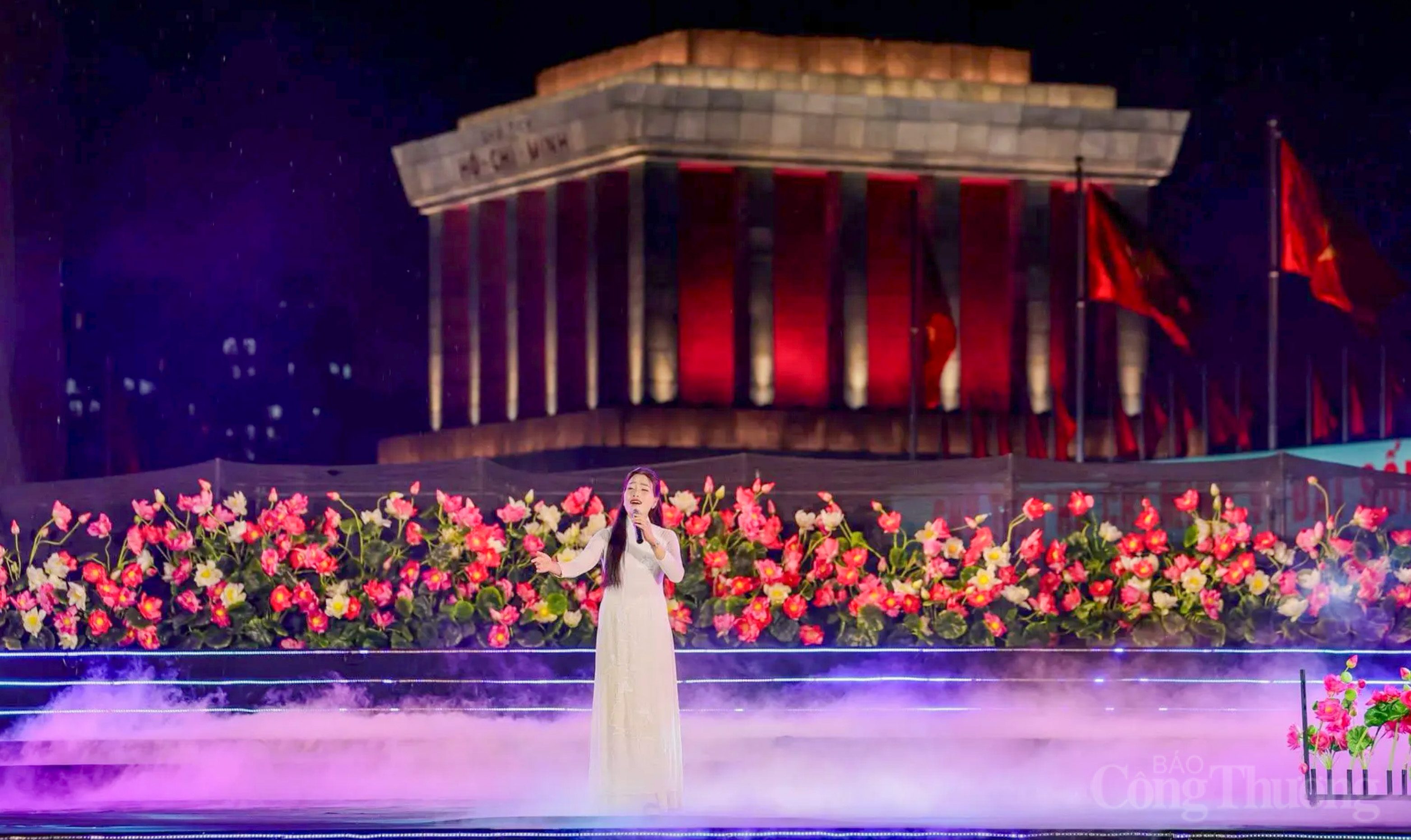 “Dưới cờ vinh quang” - Bản hùng ca về lòng yêu nước