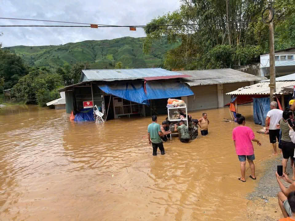 Sơn La: Nhiều bản ngập sâu do lũ quét, hàng trăm hộ dân phải di dời khẩn cấp