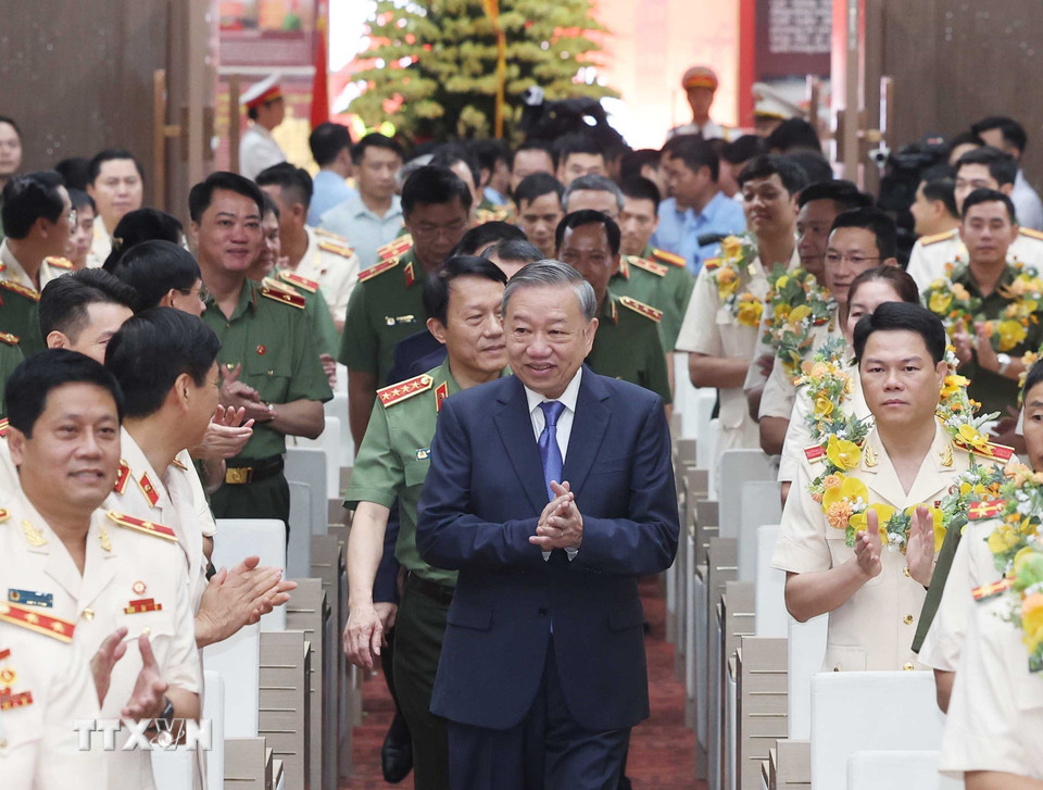 Tổng Bí thư Tô Lâm gặp mặt các gương điển hình tiên tiến 'Vì an ninh Tổ quốc'
