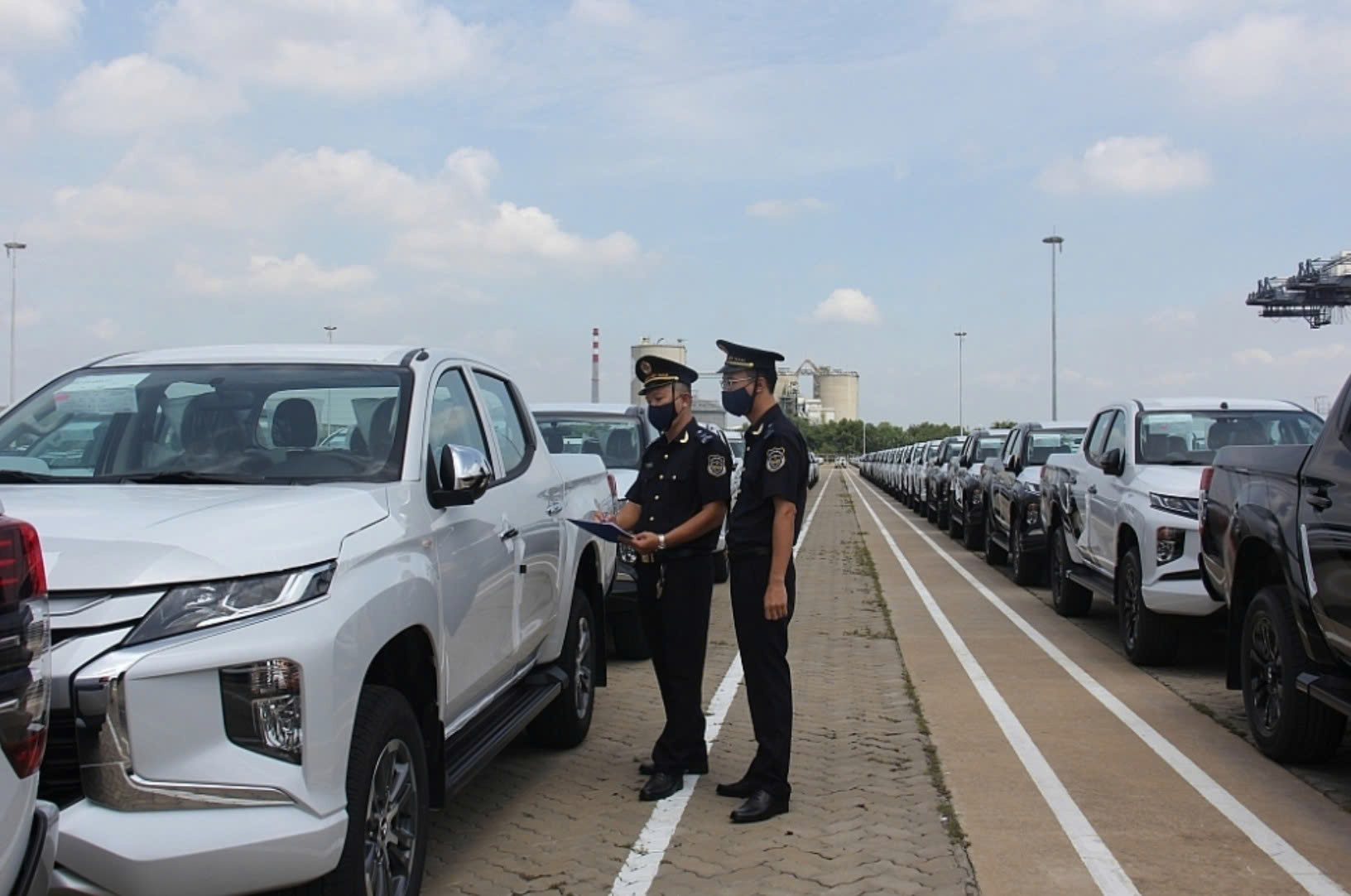 Lấy ý kiến dự thảo Quyết định nhập khẩu ô tô theo hình thức quà biếu, quà tặng