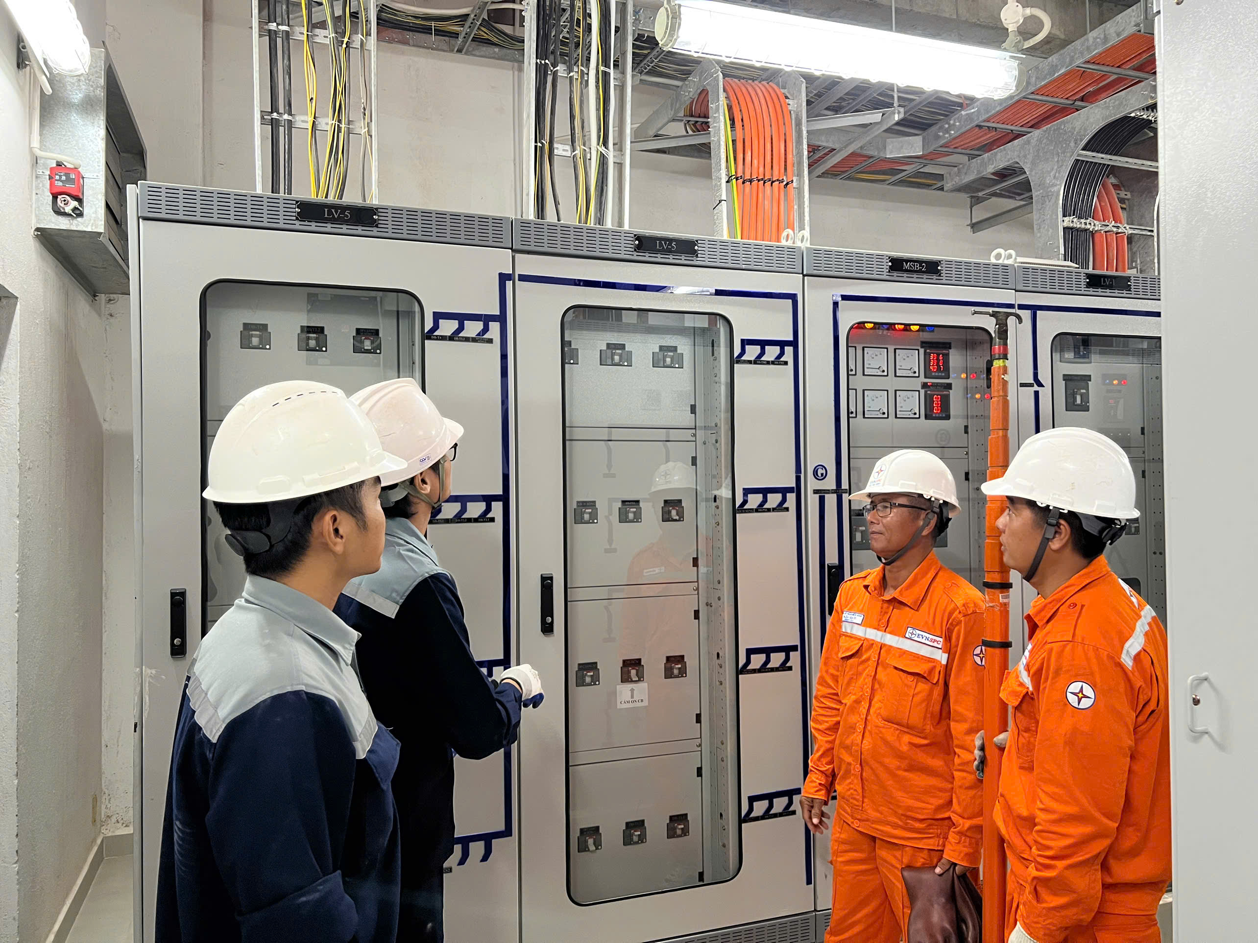 Tiết kiệm điện ở EVNSPC: Chung sức từ doanh nghiệp đến người dân